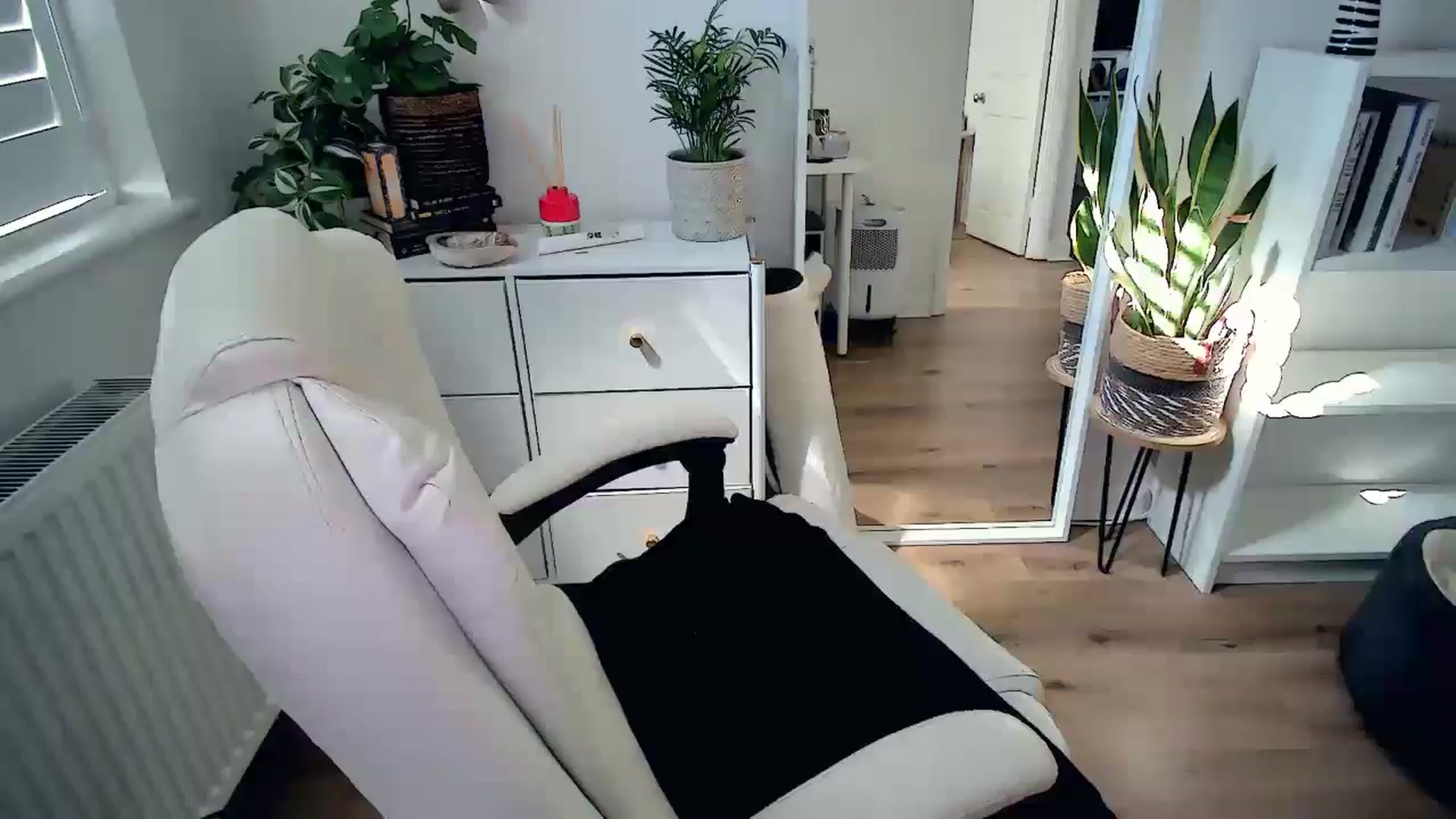 Gallery image thumbnail from BritHousewife's myfreecams stream on, 04/28/2025, 15:41 image 7 of 20