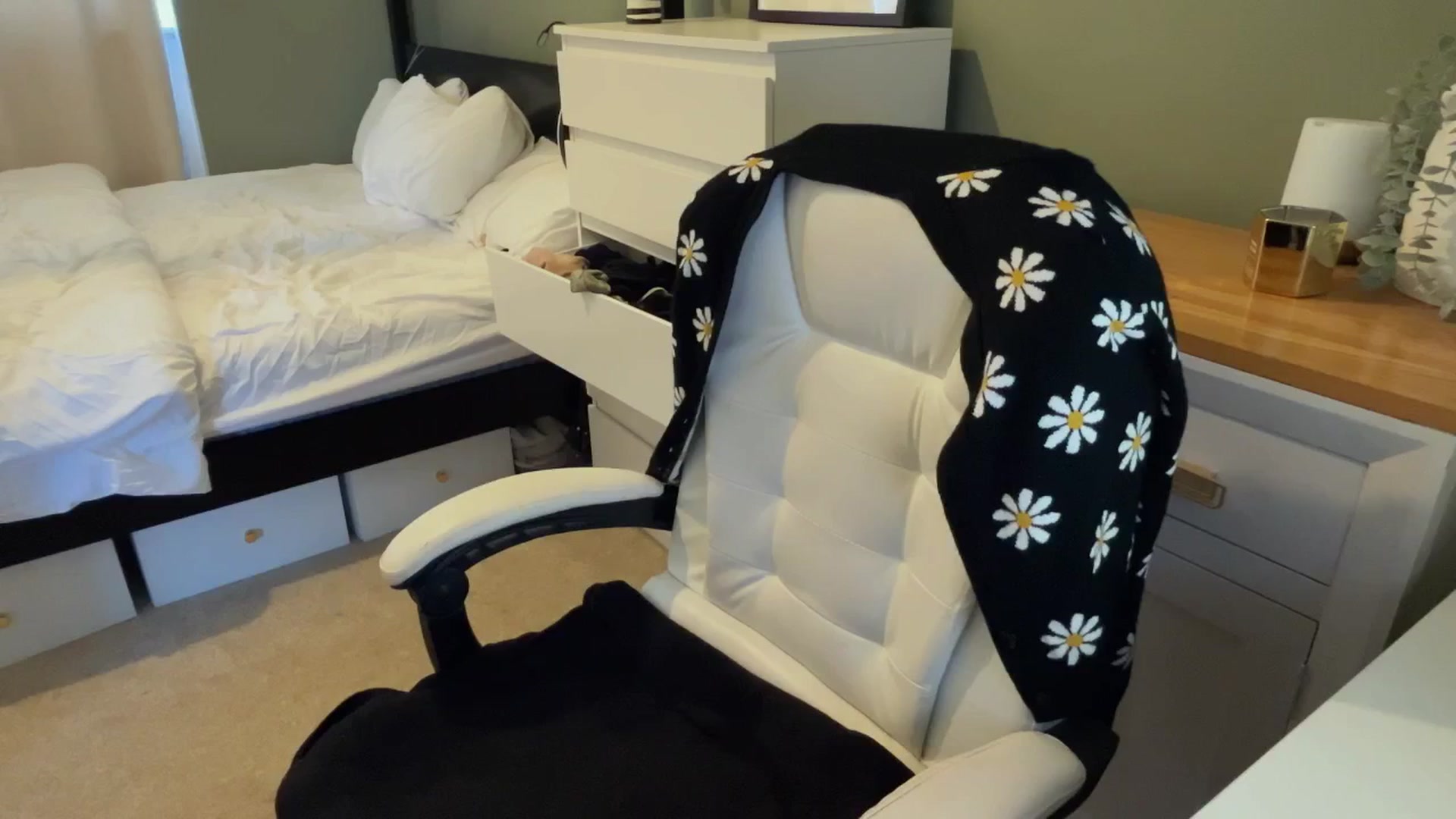 Gallery image thumbnail from BritHousewife's myfreecams stream on, 03/10/2026, 15:38 image 18 of 20