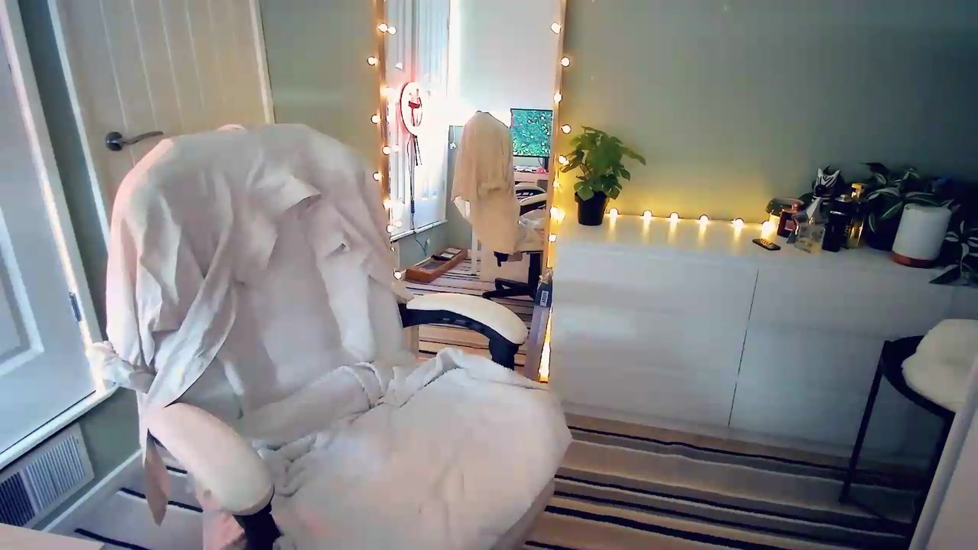Gallery image thumbnail from BritHousewife's myfreecams stream on, 06/04/2026, 14:34 image 15 of 20