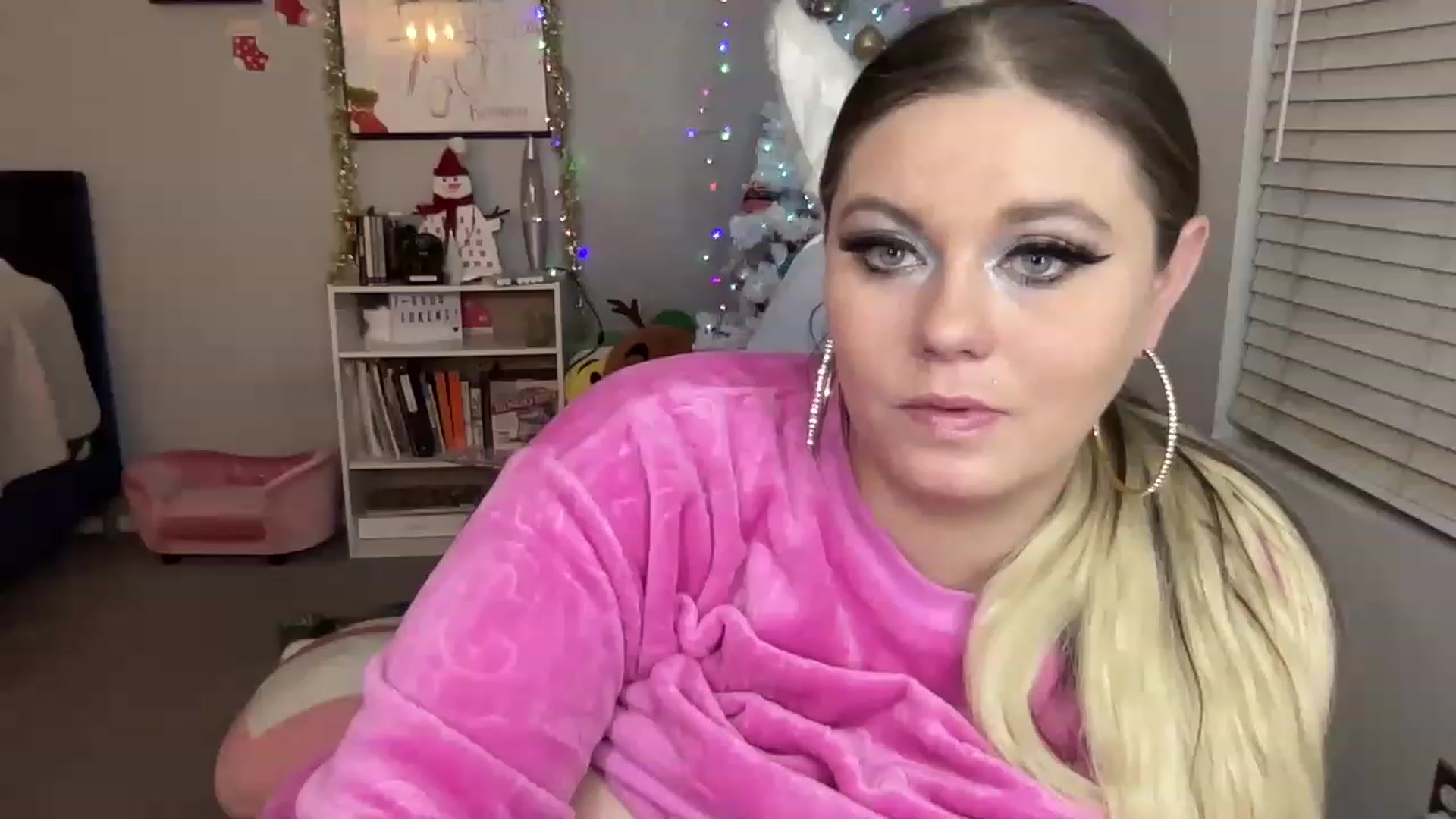 Gallery image thumbnail from BritanyBomber's myfreecams stream on, 12/10/2022, 10:02 image 6 of 20