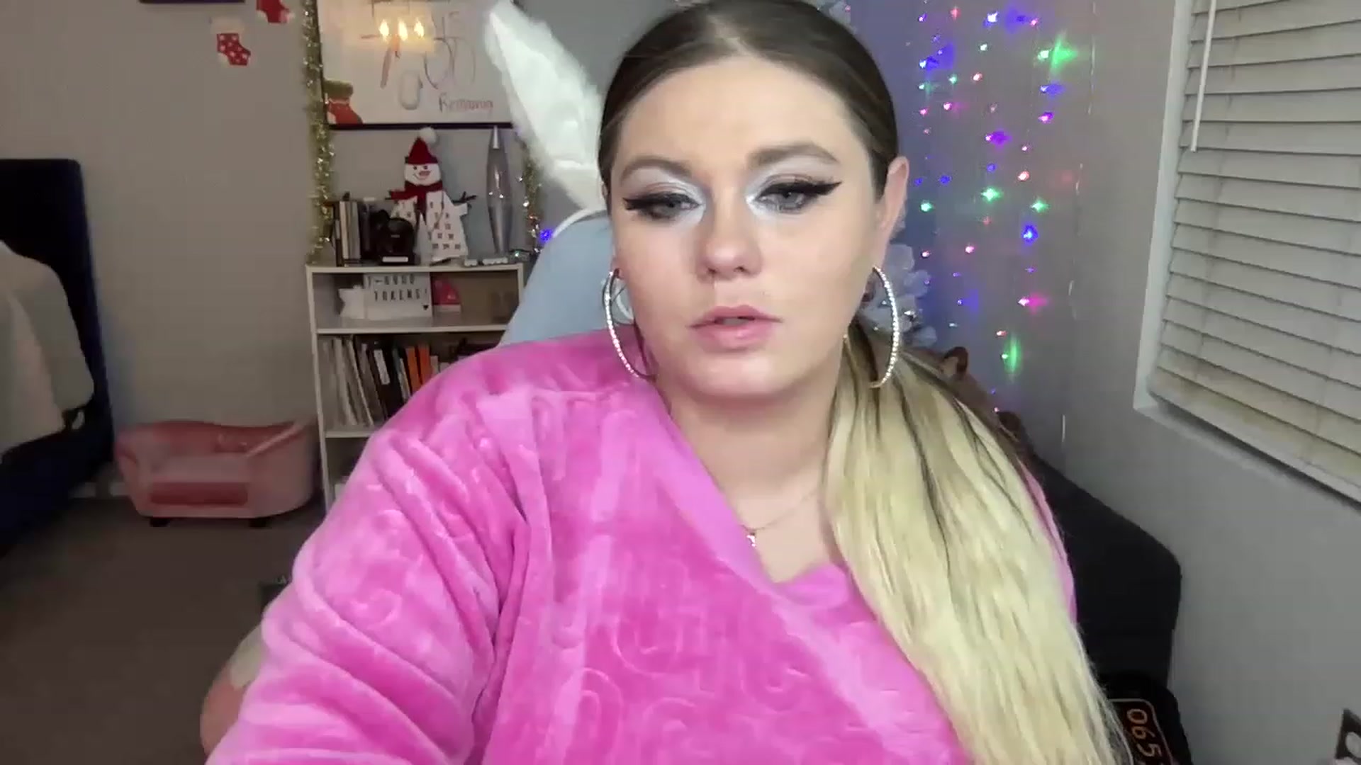Gallery image thumbnail from BritanyBomber's myfreecams stream on, 12/10/2022, 10:02 image 4 of 20