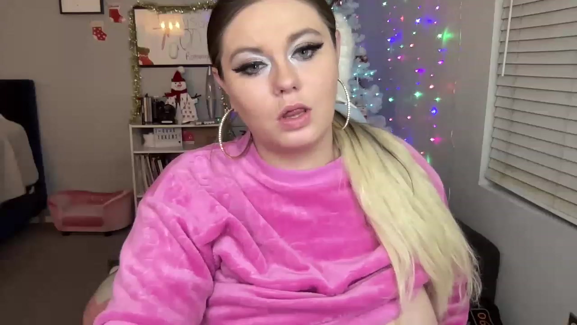 Gallery image thumbnail from BritanyBomber's myfreecams stream on, 12/10/2022, 10:02 image 13 of 20