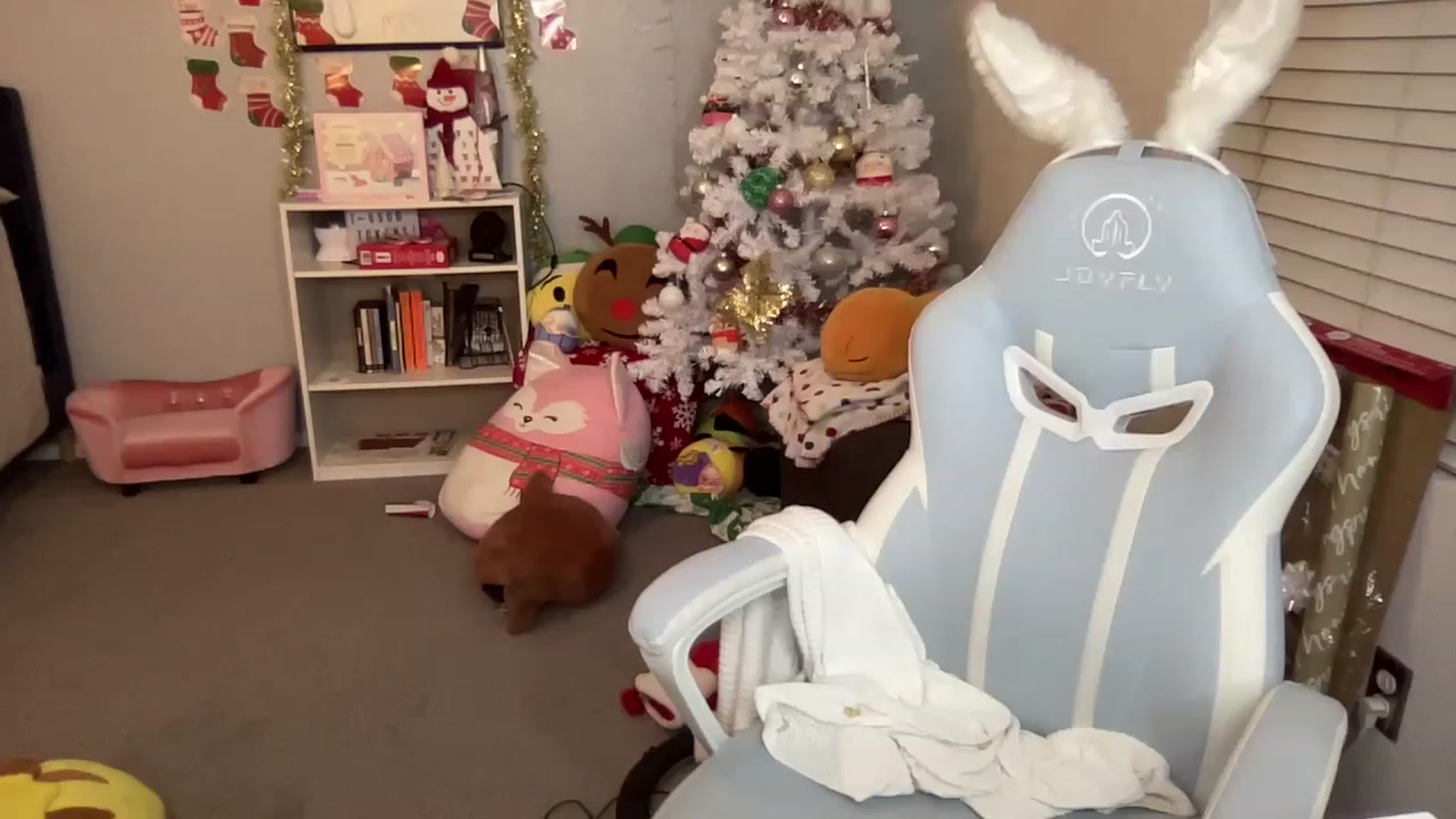 Gallery image thumbnail from BritanyBomber's myfreecams stream on, 12/23/2022, 08:26 image 19 of 20