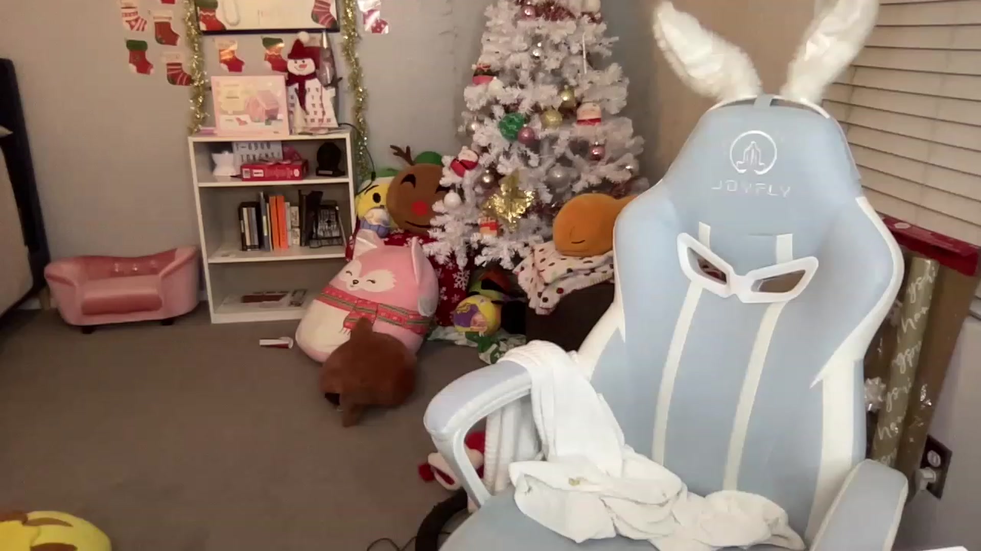 Gallery image thumbnail from BritanyBomber's myfreecams stream on, 12/23/2022, 08:26 image 16 of 20