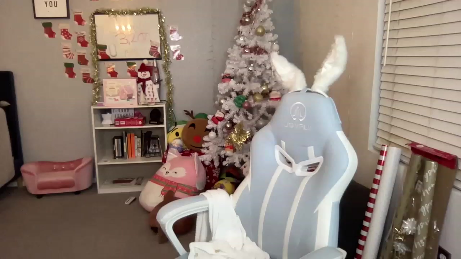 Gallery image thumbnail from BritanyBomber's myfreecams stream on, 12/23/2022, 09:45 image 7 of 20