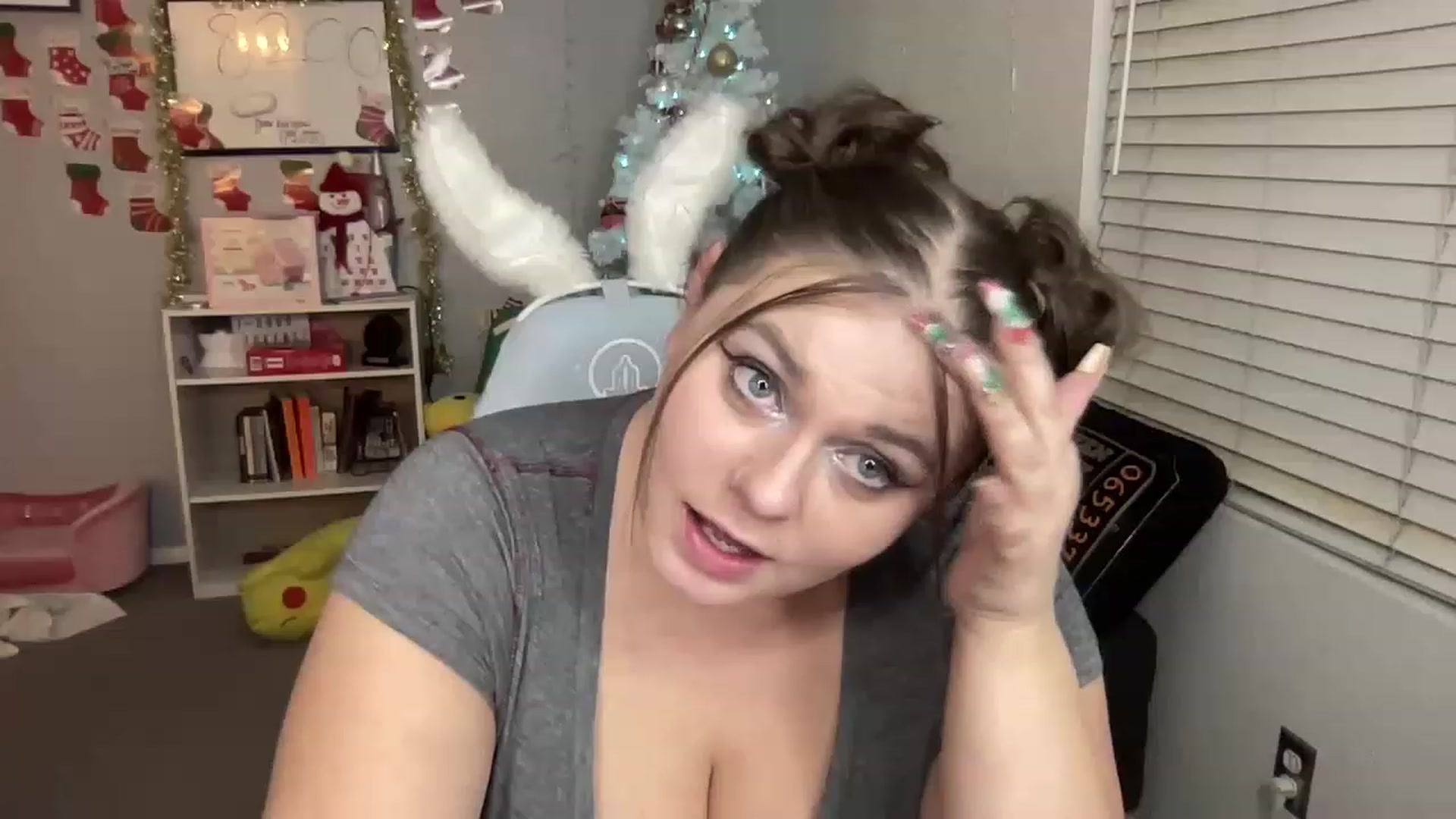 Gallery image thumbnail from BritanyBomber's myfreecams stream on, 12/27/2022, 07:32 image 10 of 20