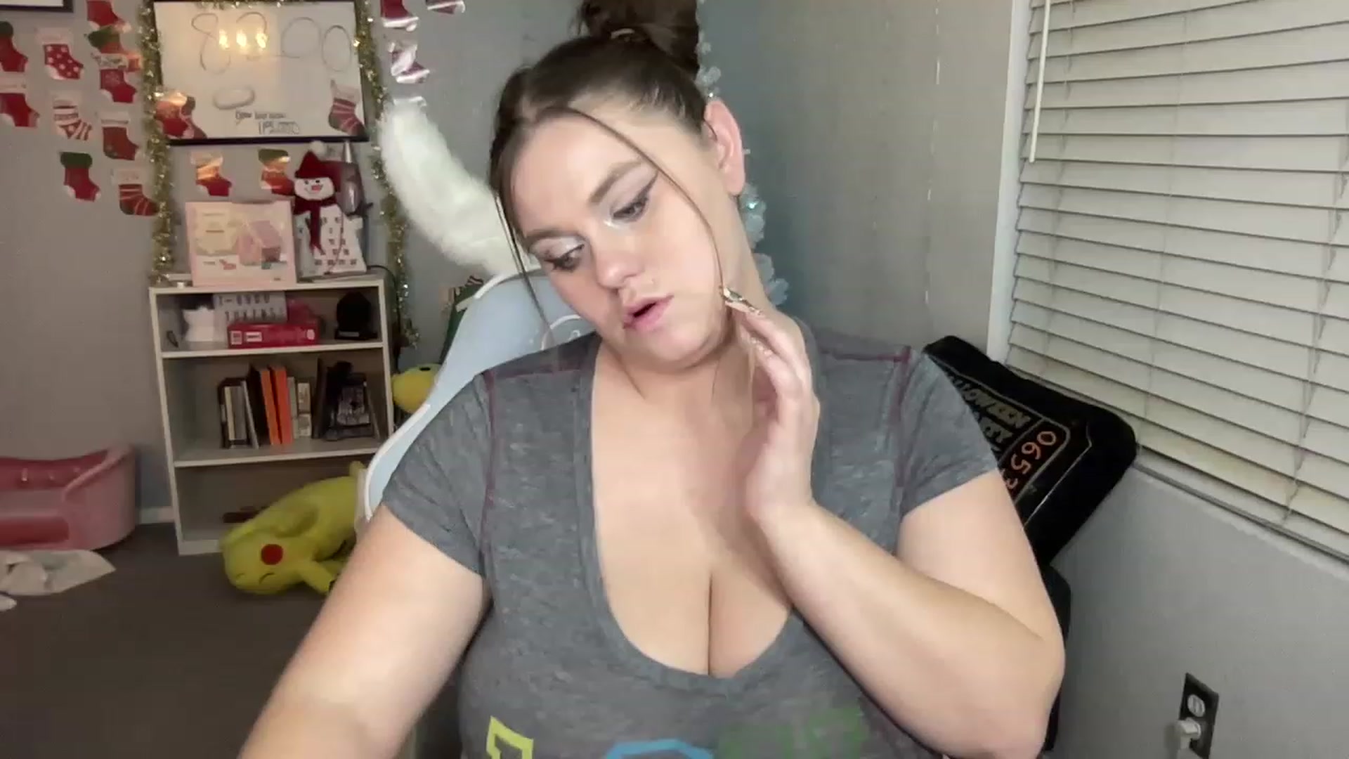 Gallery image thumbnail from BritanyBomber's myfreecams stream on, 12/27/2022, 07:32 image 11 of 20