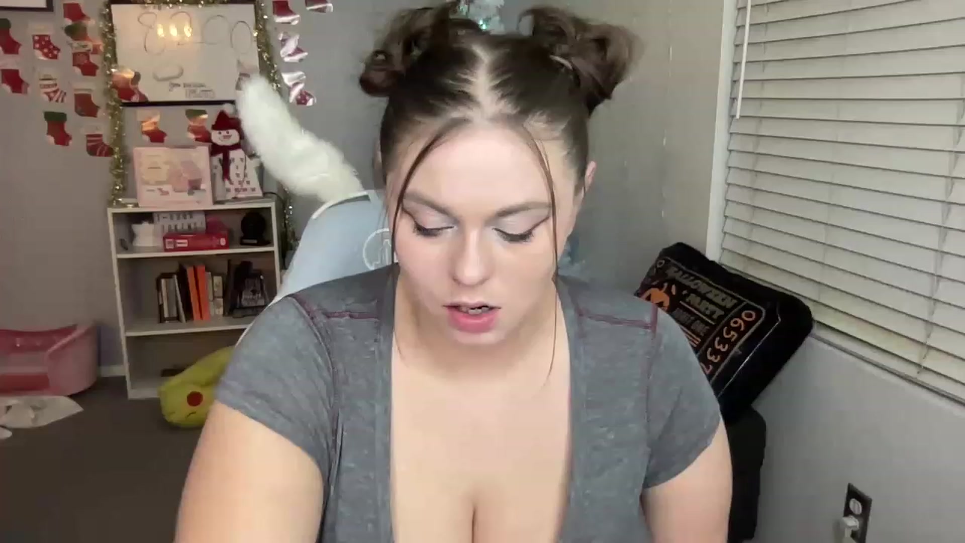 Gallery image thumbnail from BritanyBomber's myfreecams stream on, 12/27/2022, 07:32 image 1 of 20