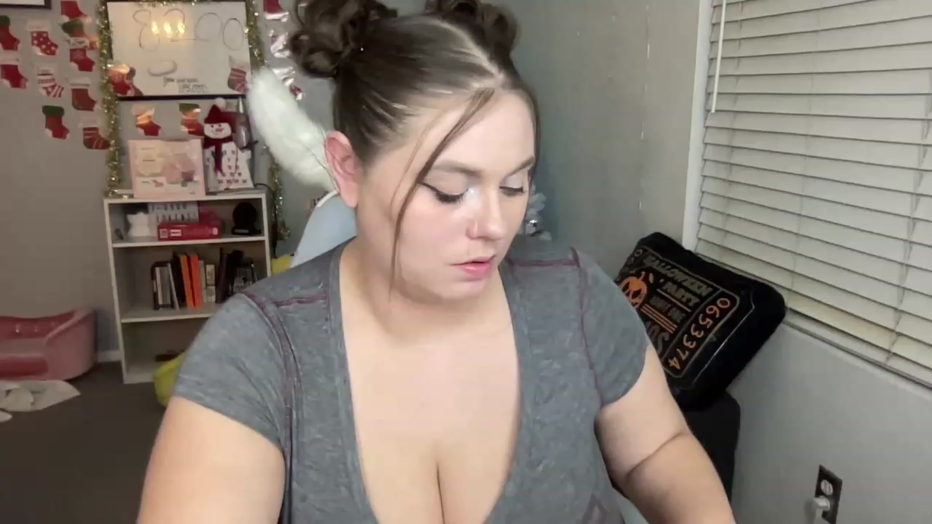 Gallery image thumbnail from BritanyBomber's myfreecams stream on, 12/27/2022, 07:32 image 15 of 20