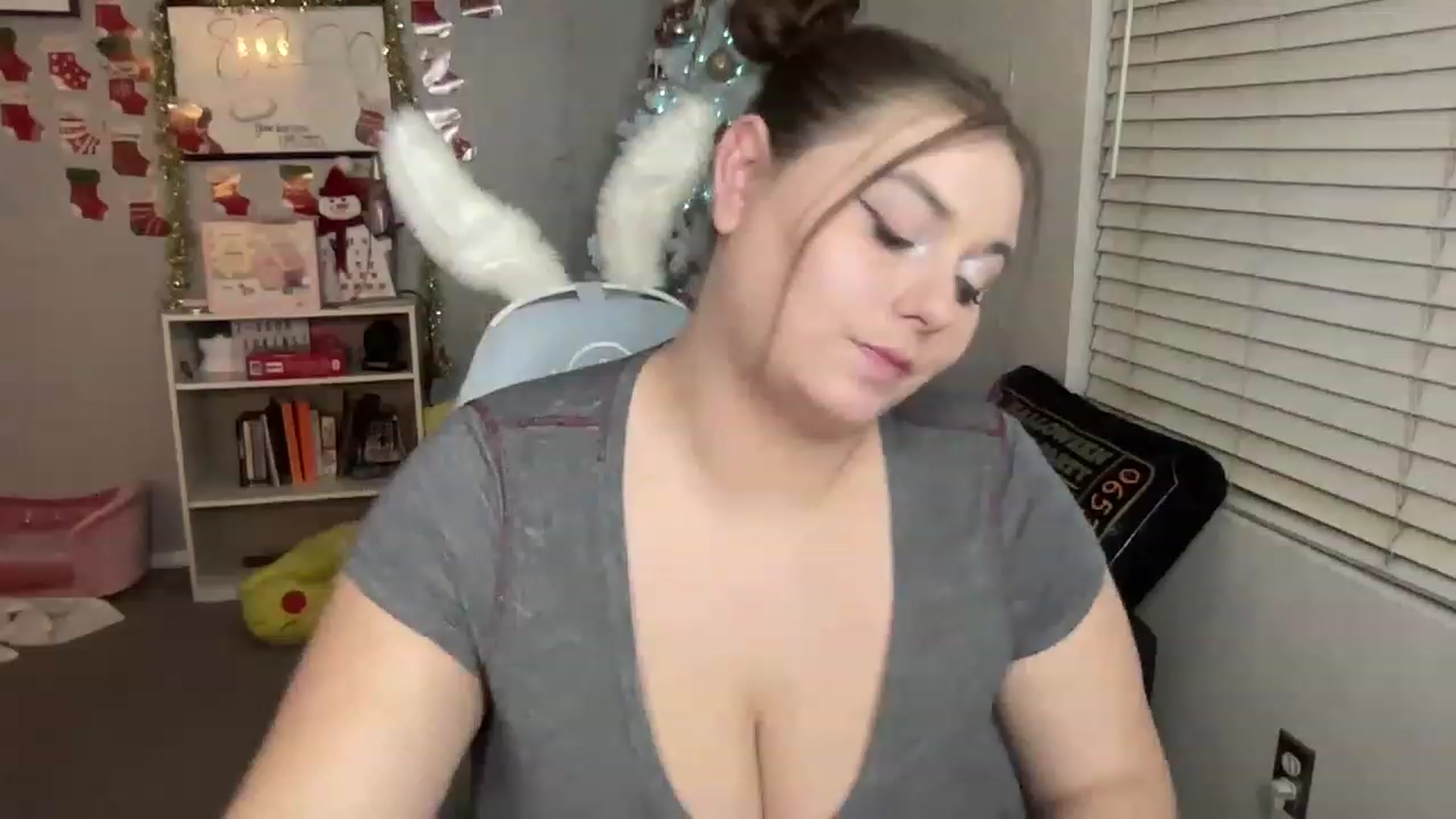 Gallery image thumbnail from BritanyBomber's myfreecams stream on, 12/27/2022, 07:32 image 12 of 20