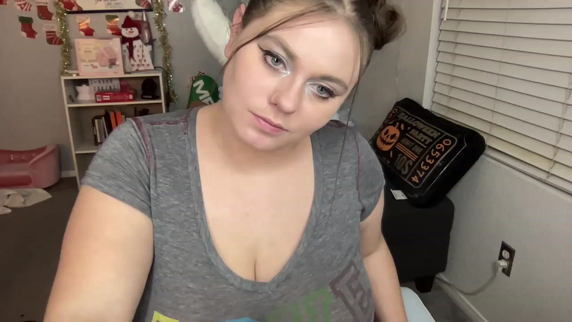 Gallery image thumbnail from BritanyBomber's myfreecams stream on, 12/27/2022, 08:37 image 4 of 20