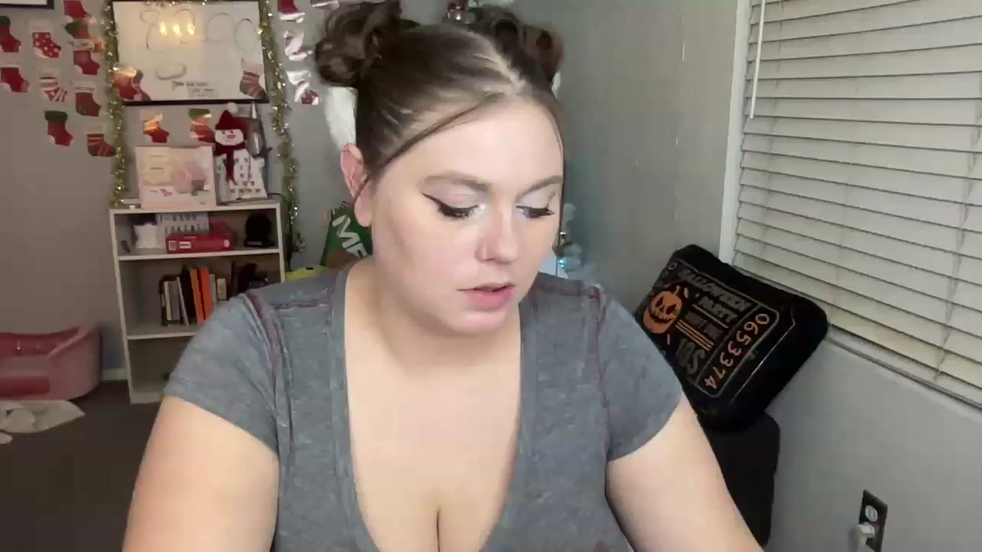 Gallery image thumbnail from BritanyBomber's myfreecams stream on, 12/27/2022, 08:37 image 1 of 20