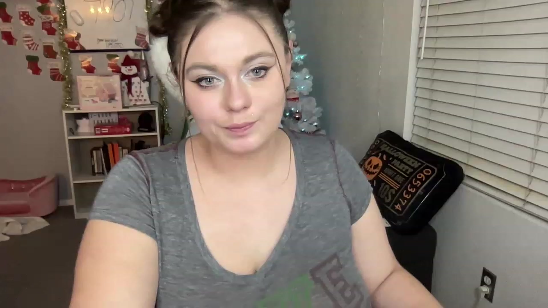 Gallery image thumbnail from BritanyBomber's myfreecams stream on, 12/27/2022, 08:37 image 16 of 20