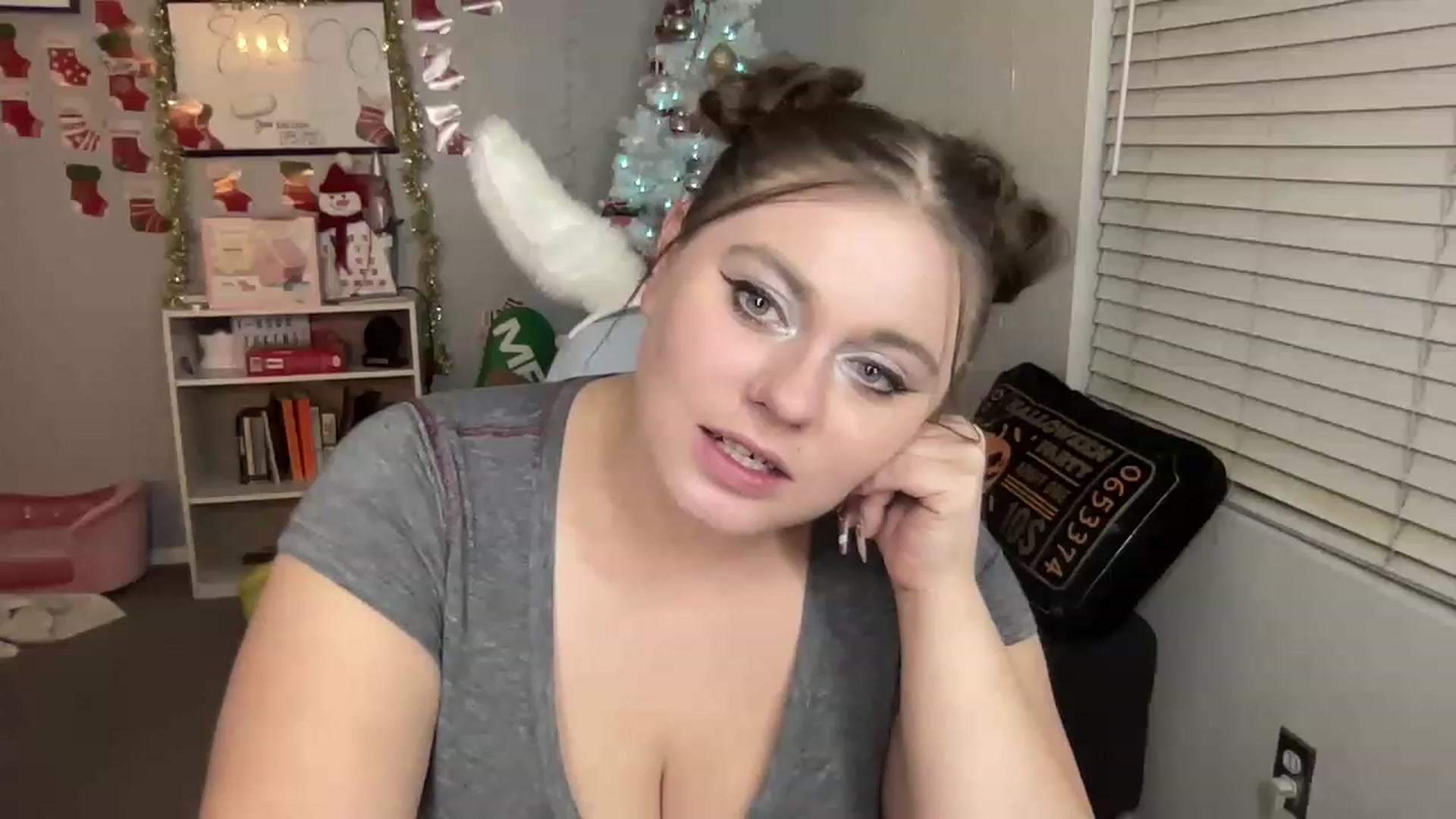 Gallery image thumbnail from BritanyBomber's myfreecams stream on, 12/27/2022, 08:37 image 2 of 20