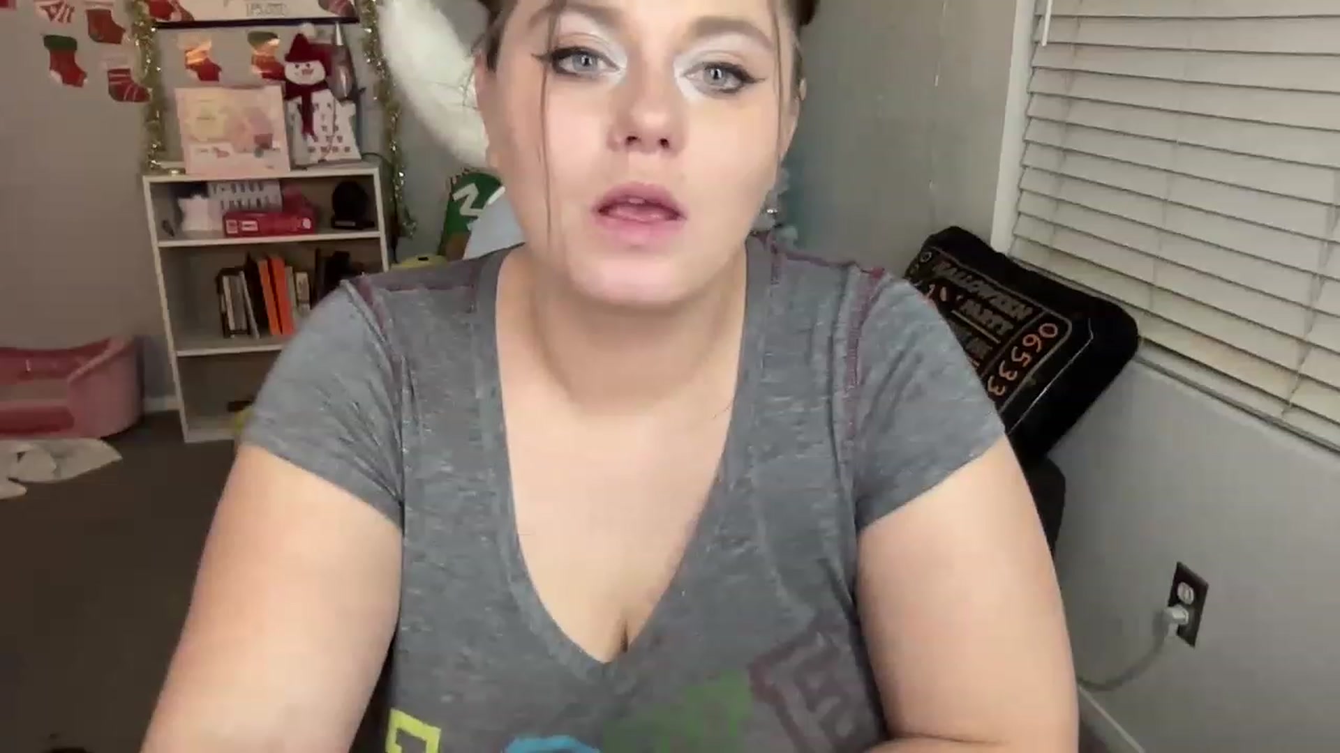 Gallery image thumbnail from BritanyBomber's myfreecams stream on, 12/27/2022, 08:37 image 8 of 20