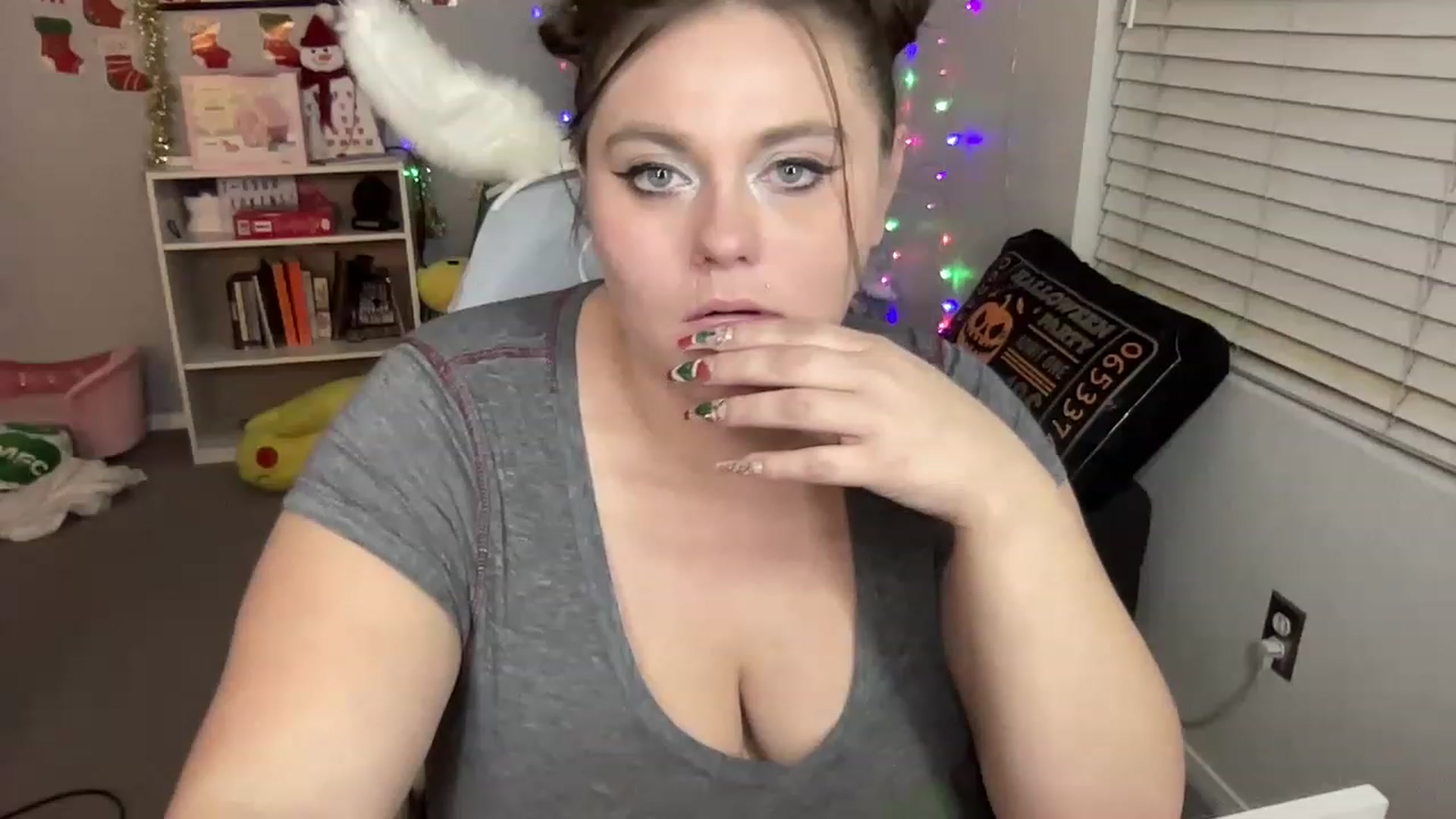 Gallery image thumbnail from BritanyBomber's myfreecams stream on, 12/27/2022, 10:10 image 12 of 20