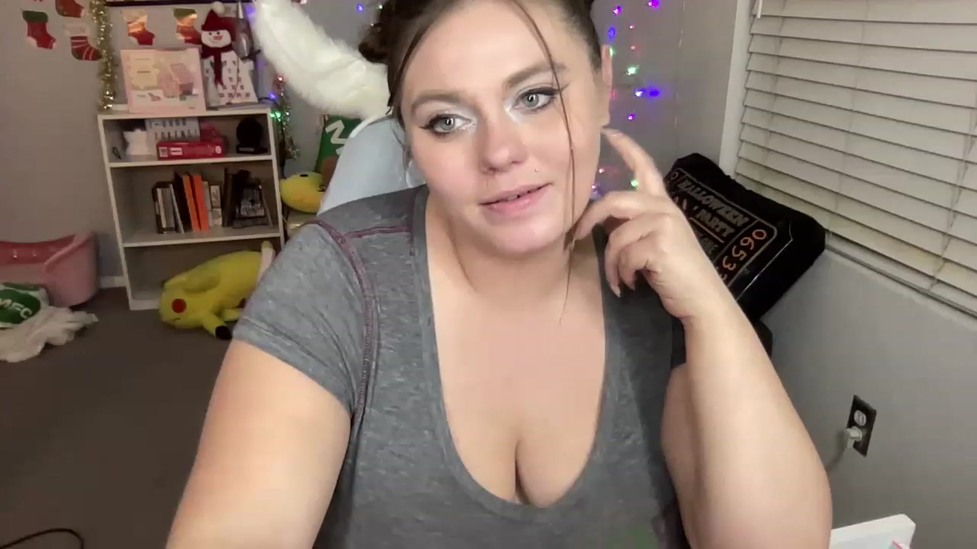 Gallery image thumbnail from BritanyBomber's myfreecams stream on, 12/27/2022, 10:10 image 15 of 20