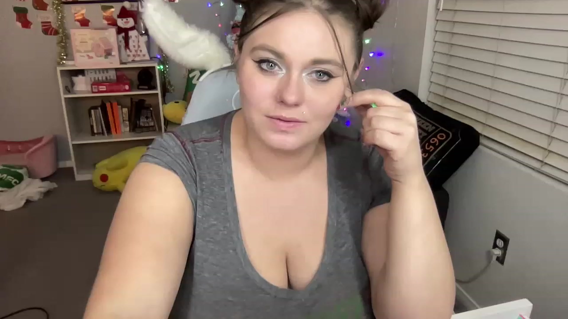 Gallery image thumbnail from BritanyBomber's myfreecams stream on, 12/27/2022, 10:10 image 17 of 20