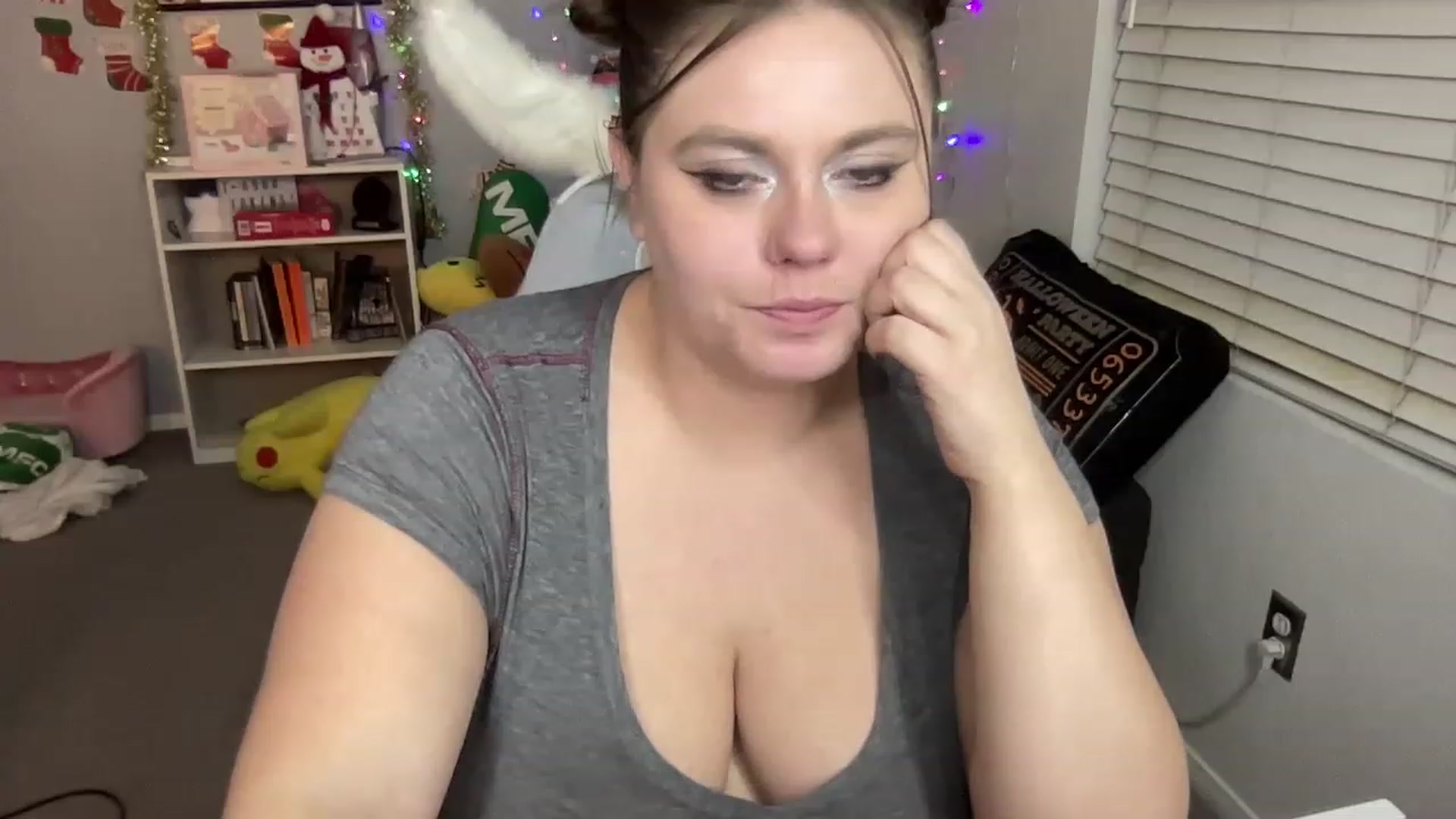 Gallery image thumbnail from BritanyBomber's myfreecams stream on, 12/27/2022, 10:10 image 7 of 20