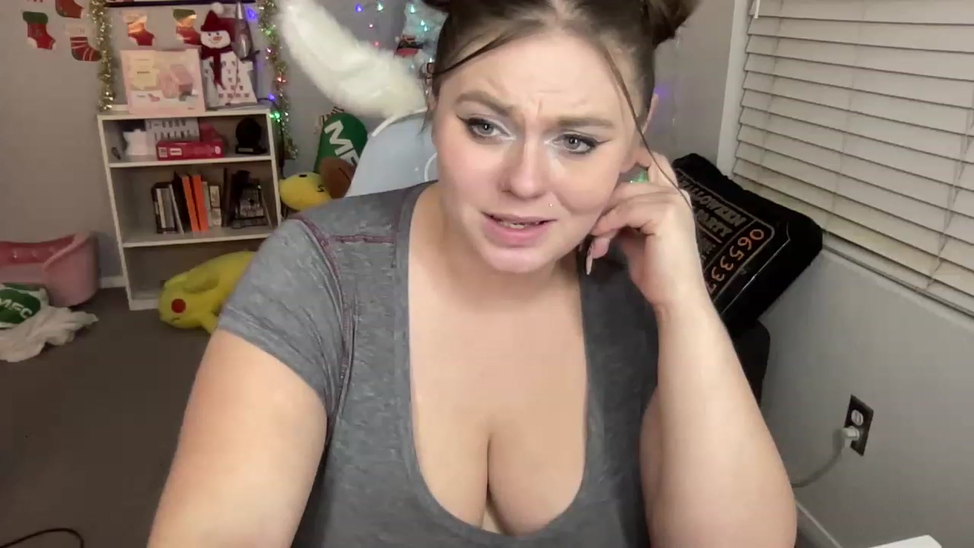 Gallery image thumbnail from BritanyBomber's myfreecams stream on, 12/27/2022, 10:10 image 6 of 20