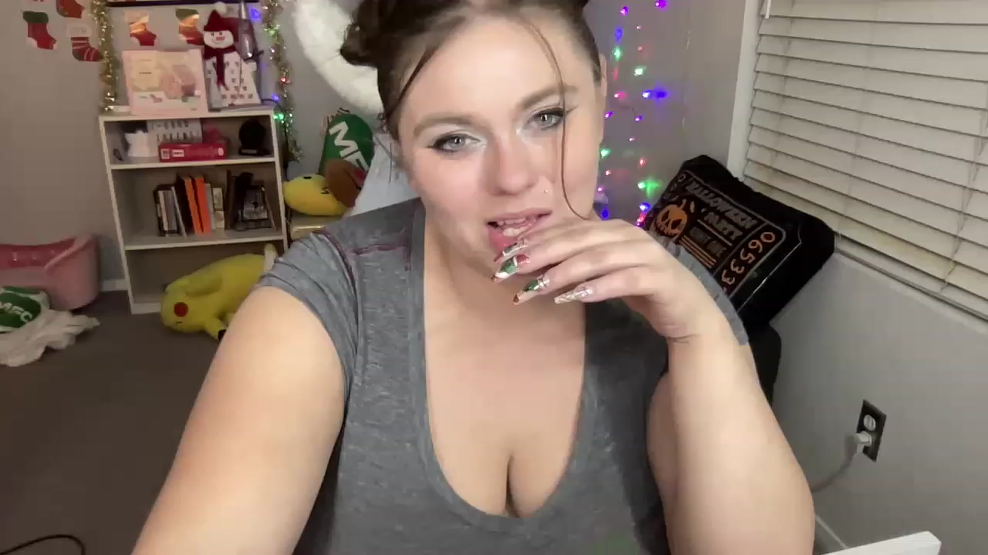 Gallery image thumbnail from BritanyBomber's myfreecams stream on, 12/27/2022, 10:10 image 18 of 20