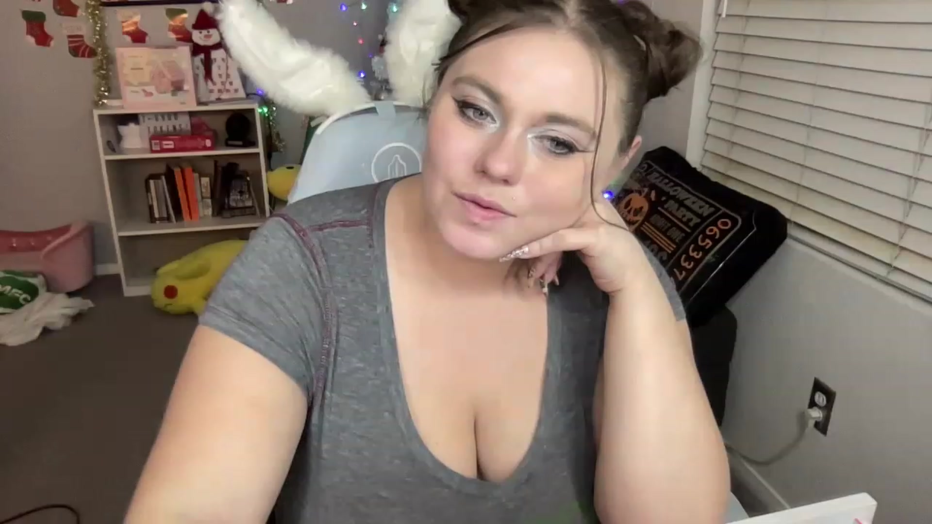 Gallery image thumbnail from BritanyBomber's myfreecams stream on, 12/27/2022, 10:10 image 13 of 20