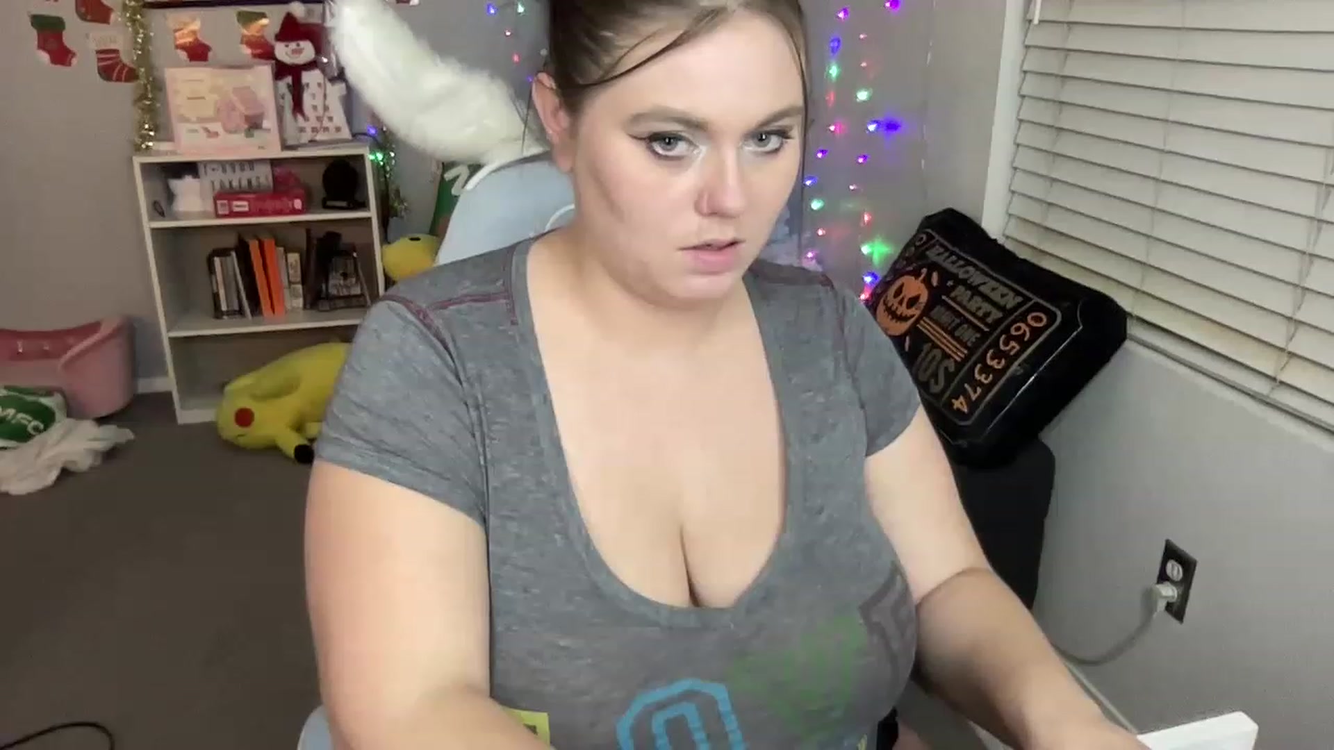 Gallery image thumbnail from BritanyBomber's myfreecams stream on, 12/27/2022, 10:10 image 9 of 20