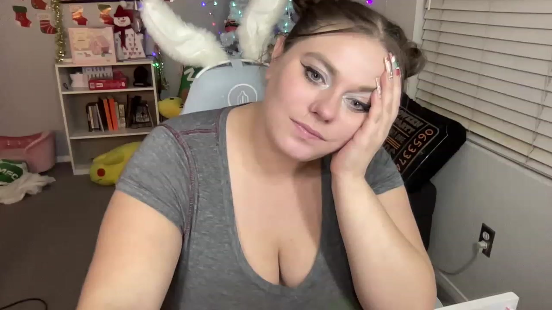 Gallery image thumbnail from BritanyBomber's myfreecams stream on, 12/27/2022, 10:10 image 16 of 20
