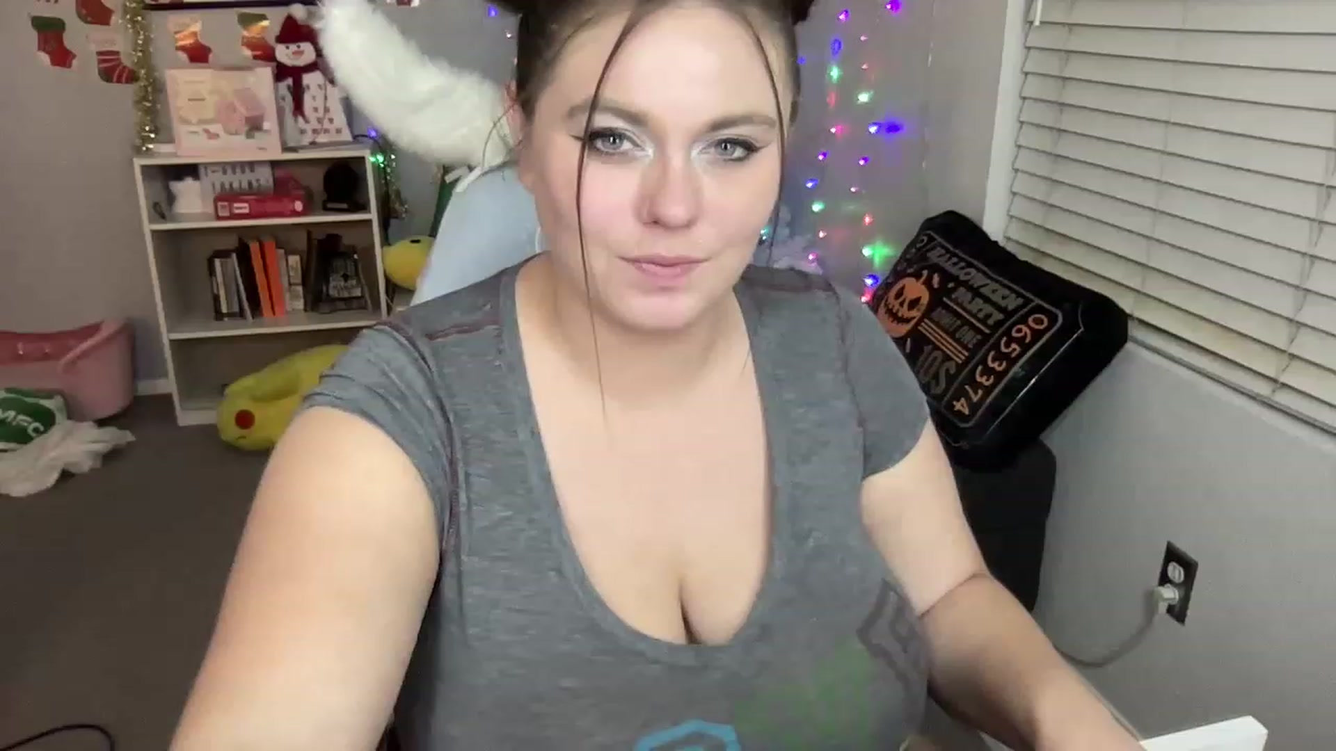 Gallery image thumbnail from BritanyBomber's myfreecams stream on, 12/27/2022, 10:10 image 20 of 20