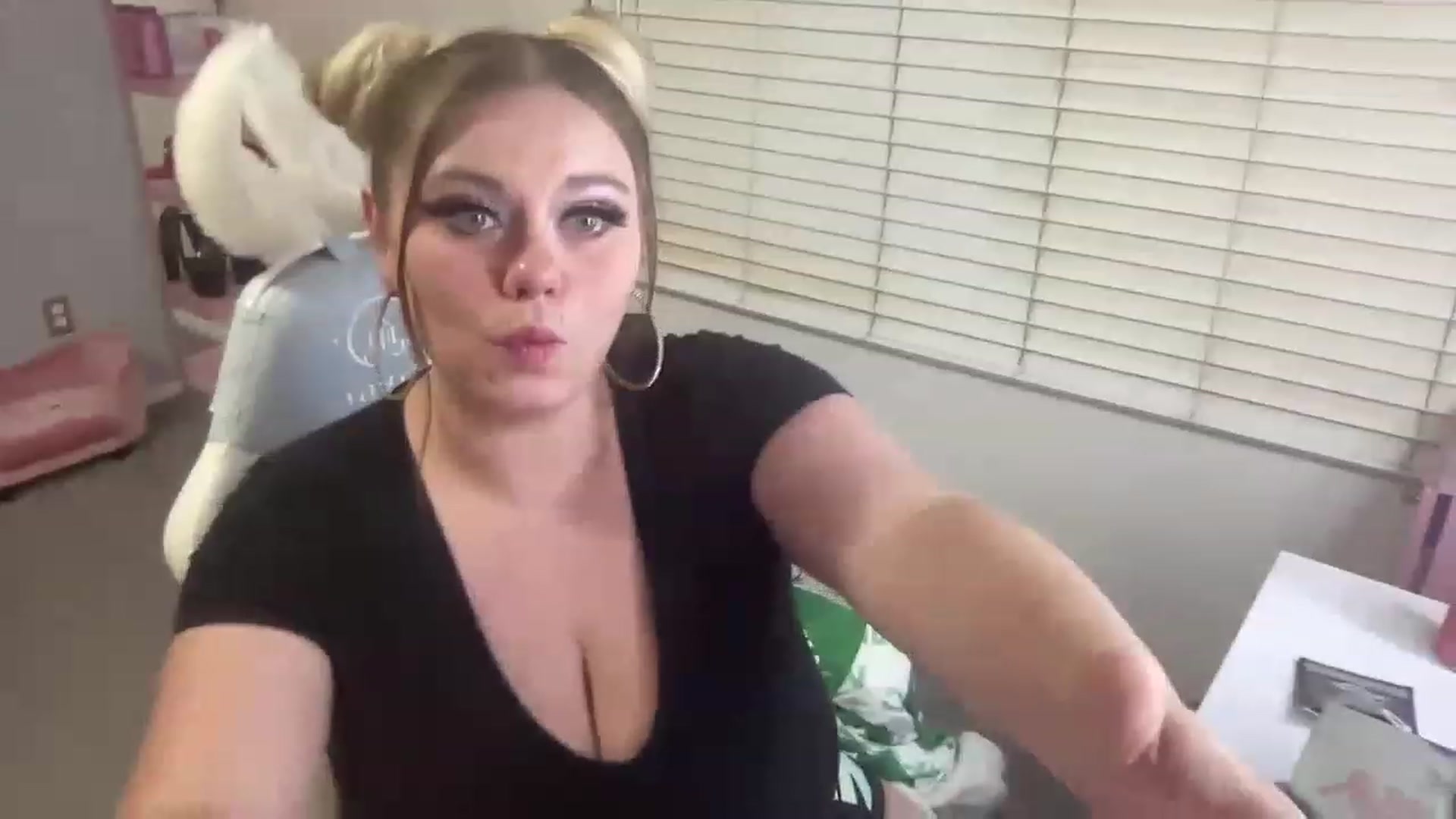 Gallery image thumbnail from BritanyBomber's myfreecams stream on, 06/02/2023, 08:34 image 19 of 20