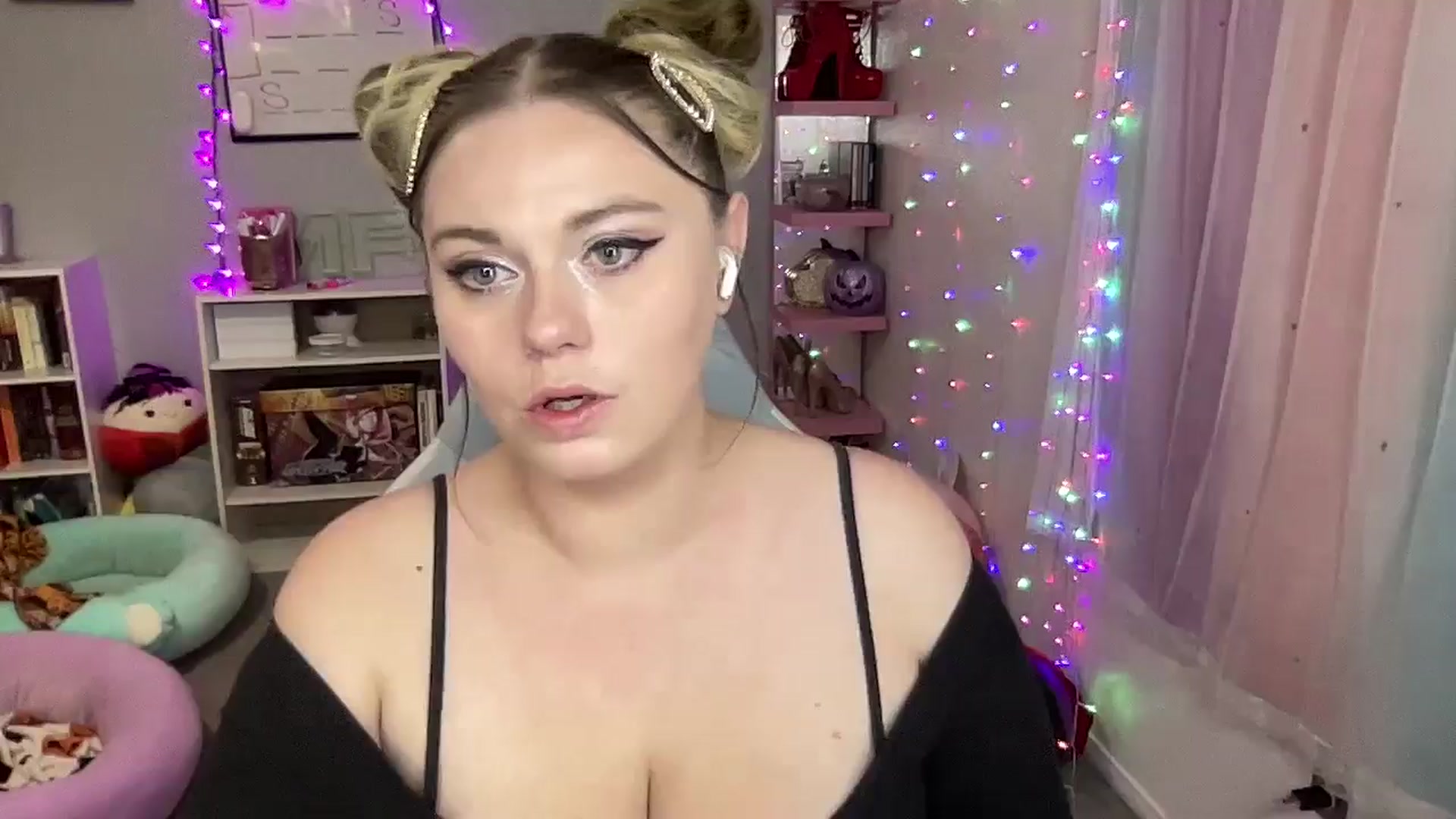 Gallery image thumbnail from BritanyBomber's myfreecams stream on, 11/27/2024, 08:34 image 1 of 20