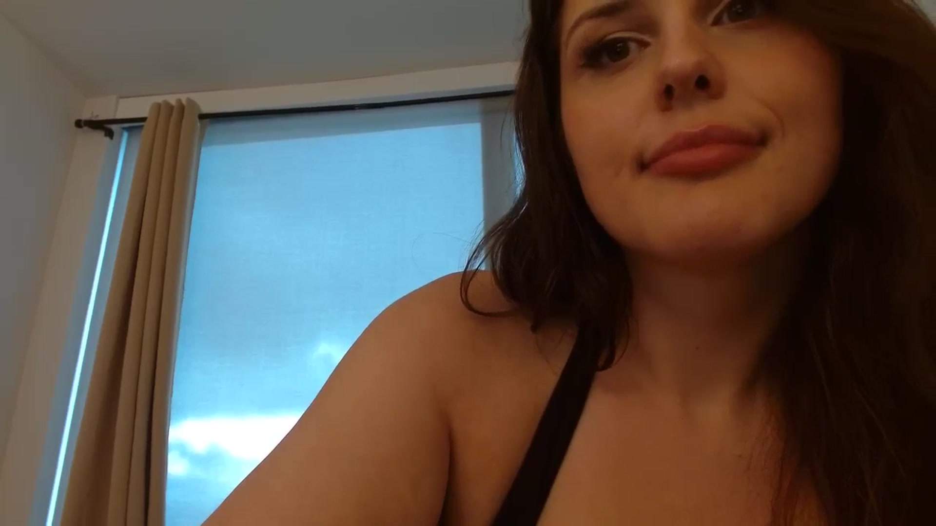 Gallery image thumbnail from Britheawkward's myfreecams stream on, 05/05/2024, 13:05 image 8 of 20