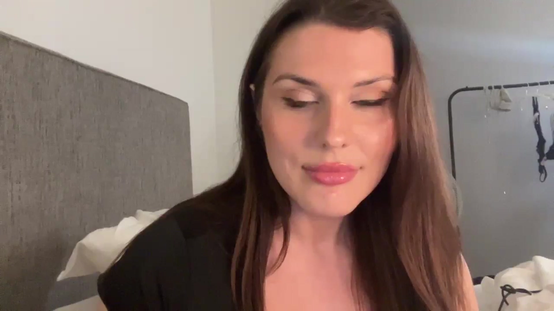 Gallery image thumbnail from Britheawkward's myfreecams stream on, 04/27/2025, 08:00 image 14 of 20