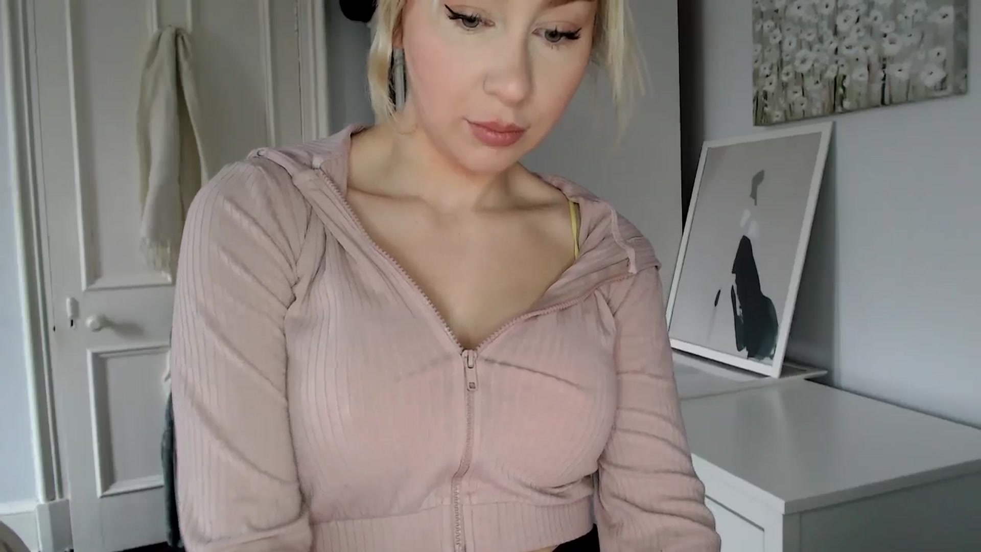 Gallery image thumbnail from British_Cutie's myfreecams stream on, 02/17/2025, 12:44 image 3 of 20