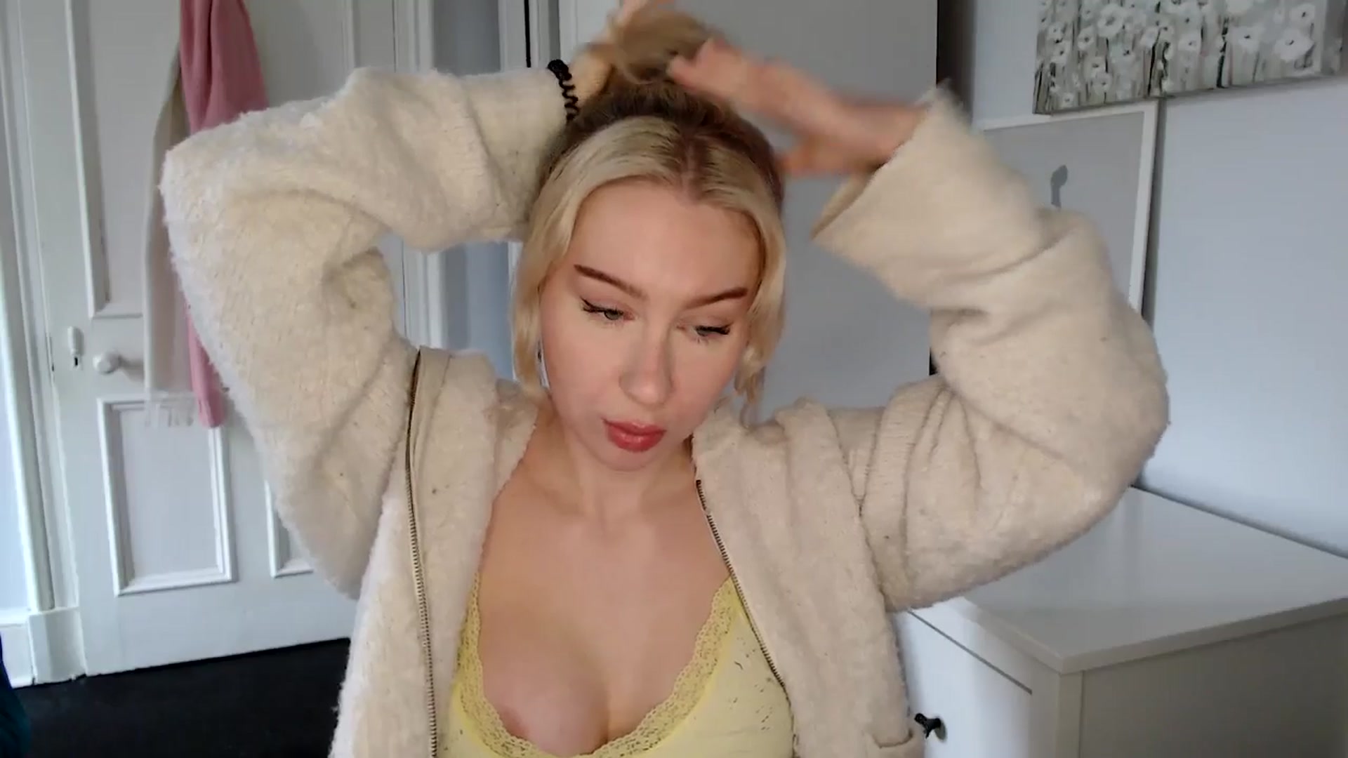 Gallery image thumbnail from British_Cutie's myfreecams stream on, 03/12/2025, 14:01 image 18 of 20