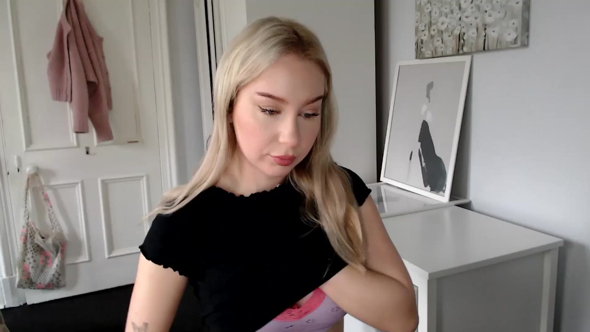 Gallery image thumbnail from British_Cutie's myfreecams stream on, 04/17/2025, 07:22 image 15 of 20