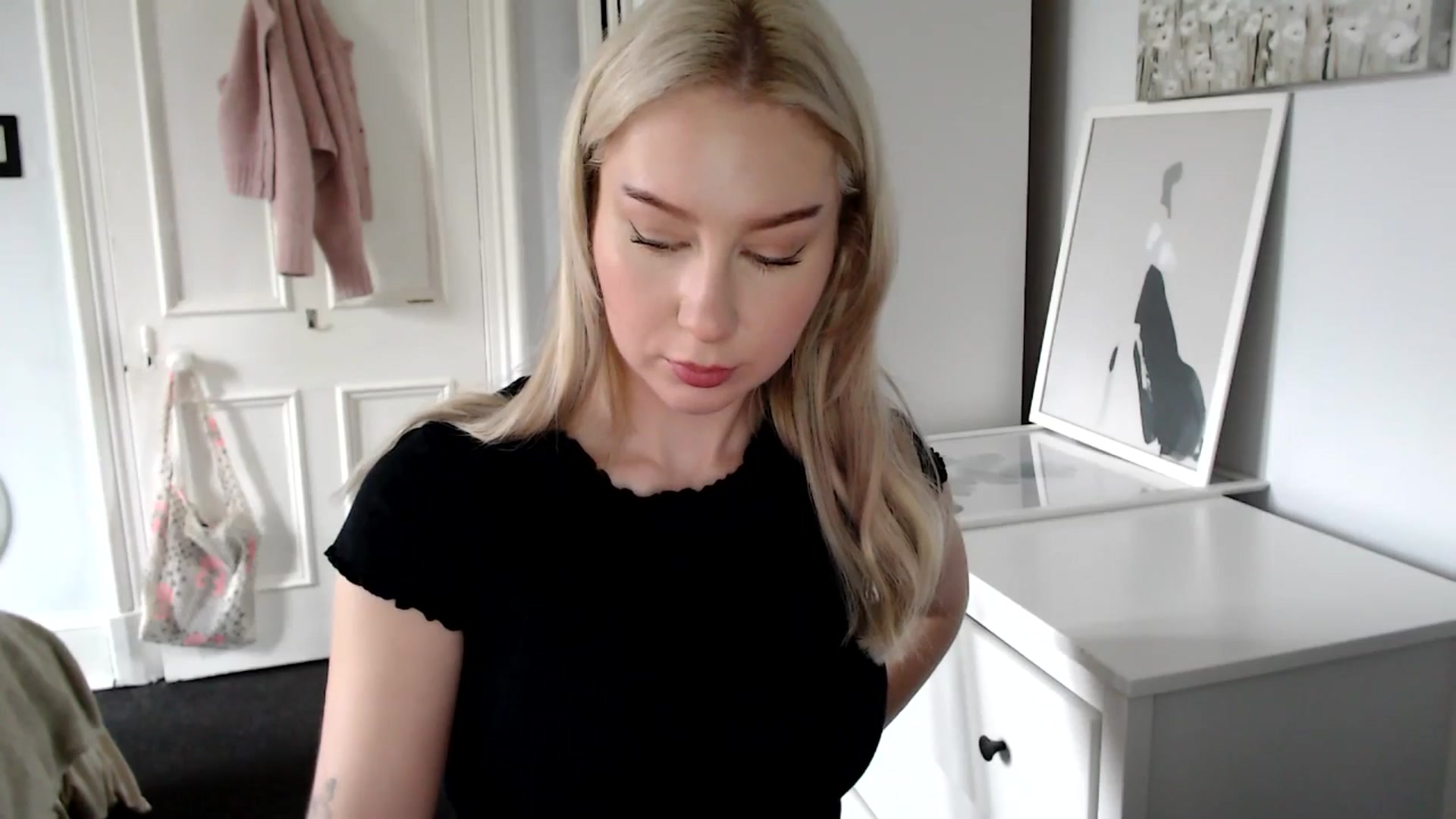 Gallery image thumbnail from British_Cutie's myfreecams stream on, 04/17/2025, 07:52 image 7 of 20