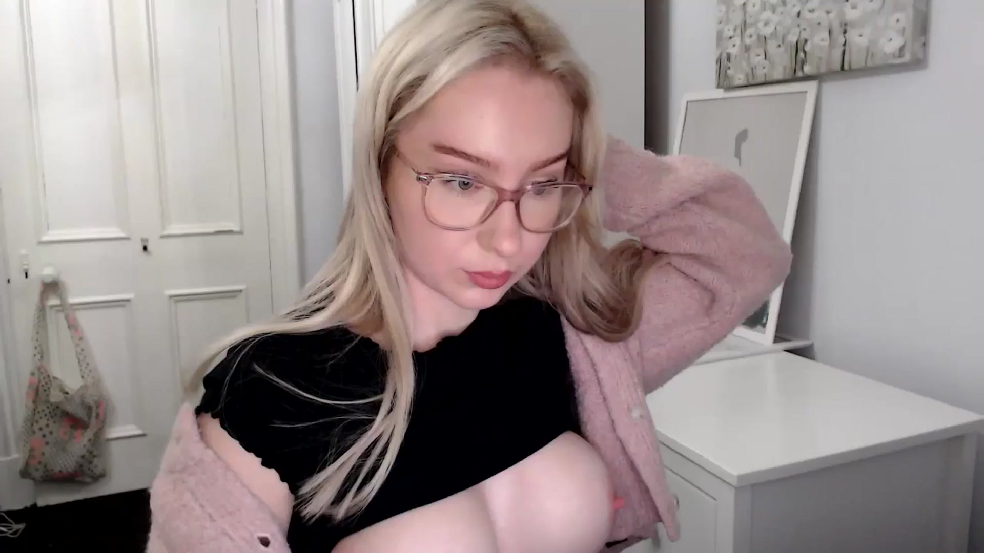 Gallery image thumbnail from British_Cutie's myfreecams stream on, 04/17/2025, 20:20 image 8 of 20
