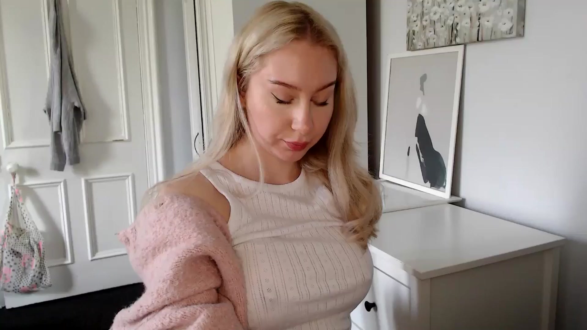 Gallery image thumbnail from British_Cutie's myfreecams stream on, 04/19/2025, 12:29 image 1 of 20