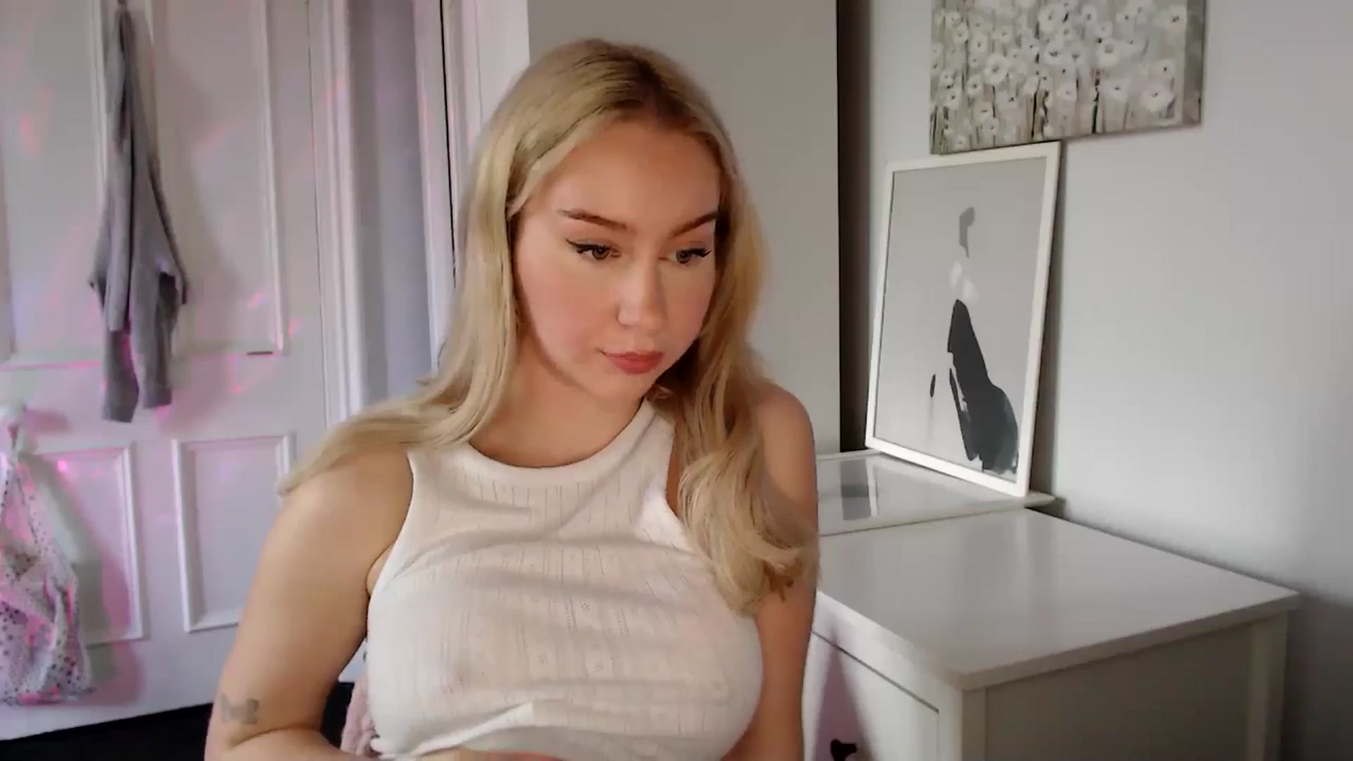 Gallery image thumbnail from British_Cutie's myfreecams stream on, 04/19/2025, 18:49 image 4 of 20