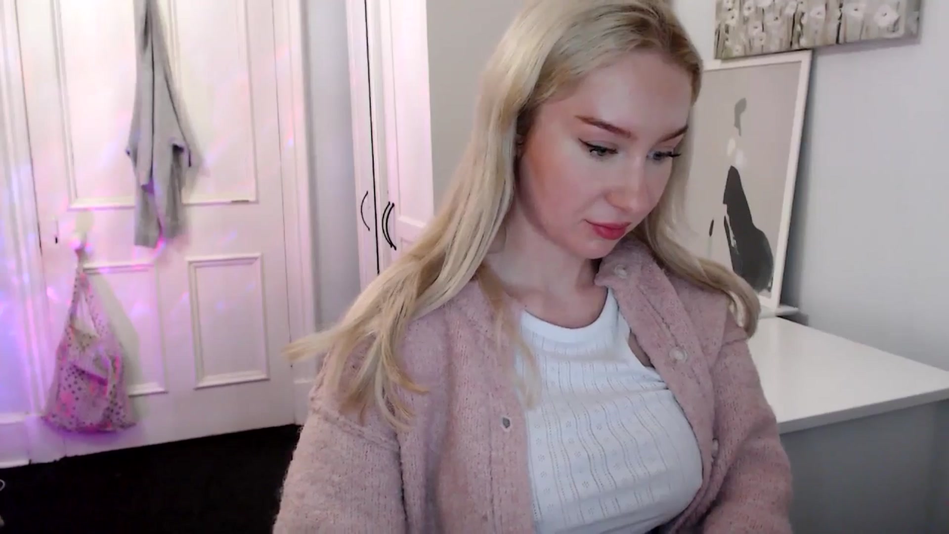 Gallery image thumbnail from British_Cutie's myfreecams stream on, 04/19/2025, 21:13 image 12 of 20