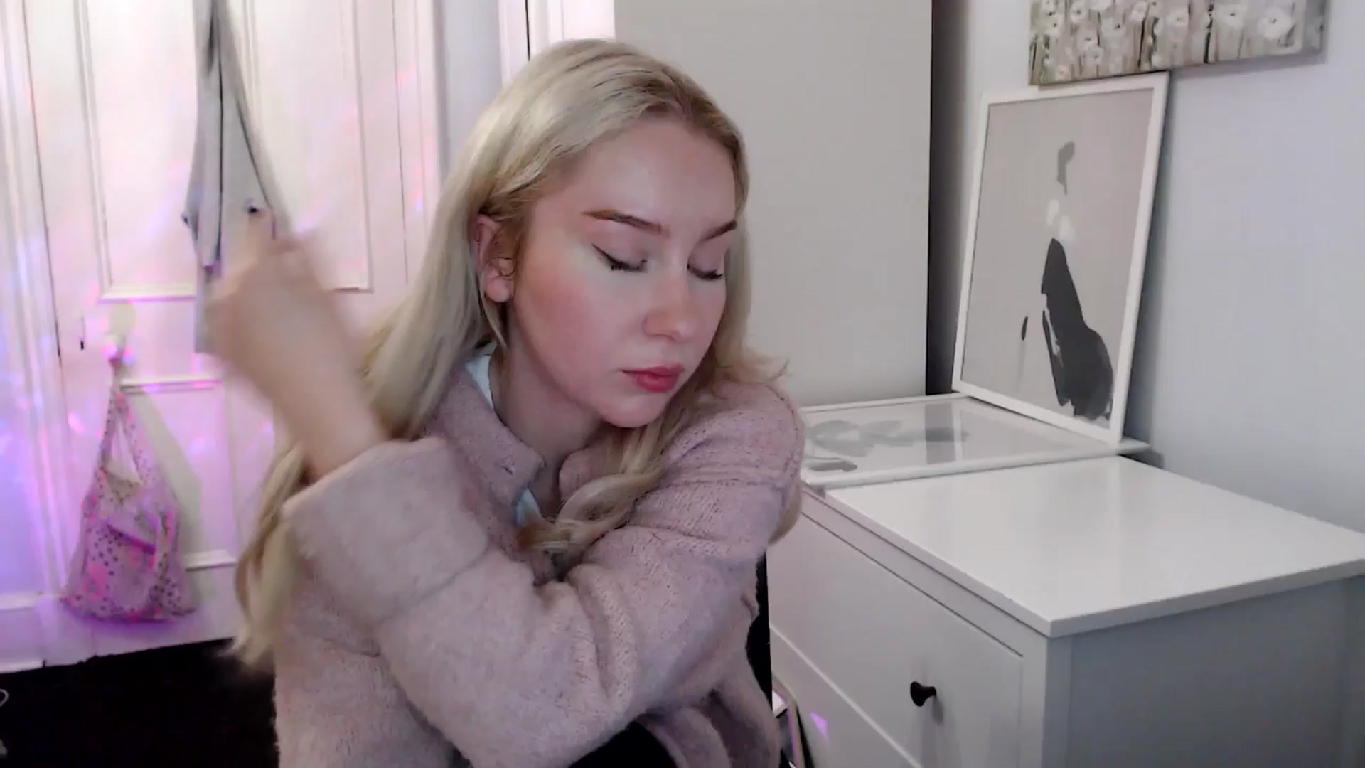Gallery image thumbnail from British_Cutie's myfreecams stream on, 04/19/2025, 21:13 image 14 of 20
