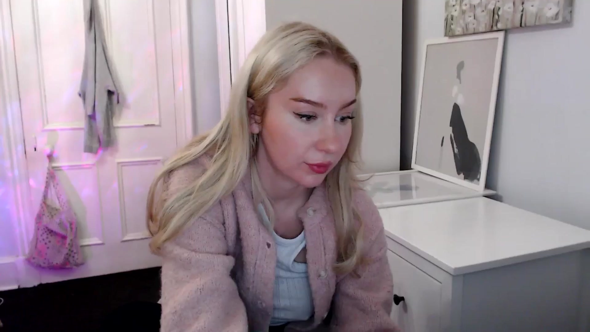 Gallery image thumbnail from British_Cutie's myfreecams stream on, 04/19/2025, 21:13 image 13 of 20