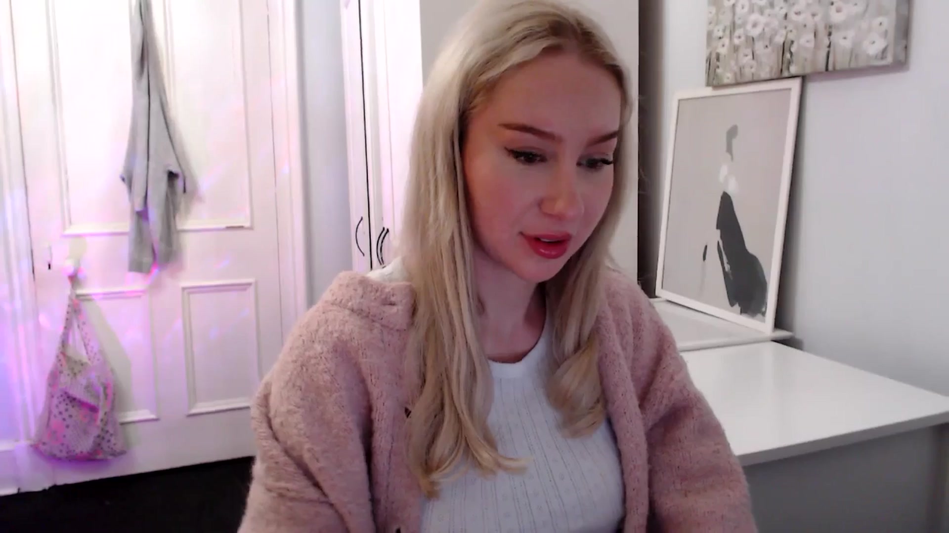 Gallery image thumbnail from British_Cutie's myfreecams stream on, 04/19/2025, 21:13 image 4 of 20