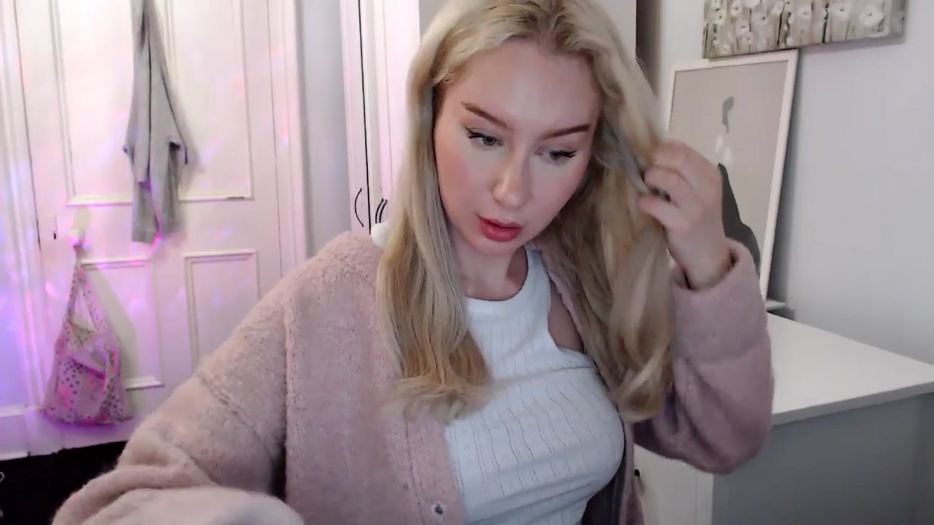 Gallery image thumbnail from British_Cutie's myfreecams stream on, 04/19/2025, 21:13 image 11 of 20