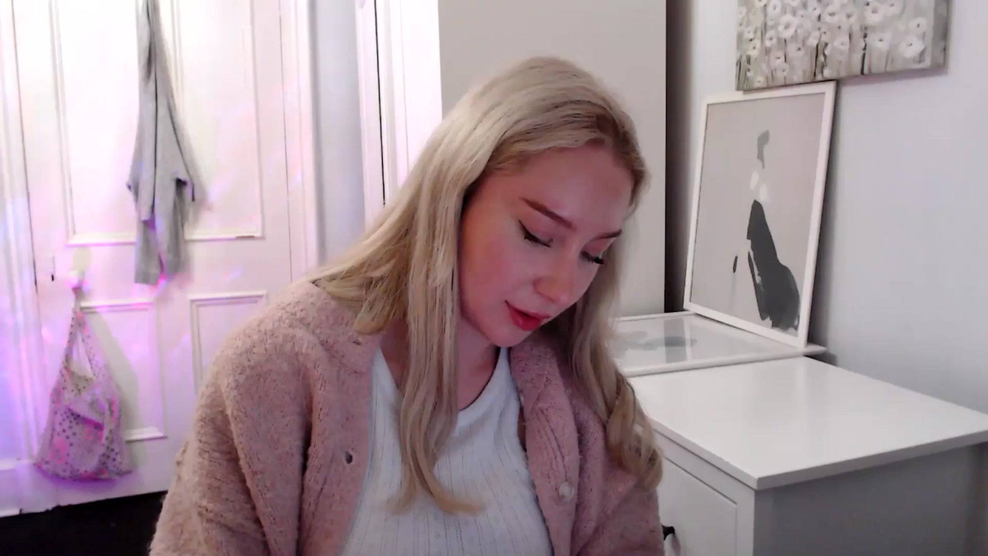 Gallery image thumbnail from British_Cutie's myfreecams stream on, 04/19/2025, 21:13 image 5 of 20
