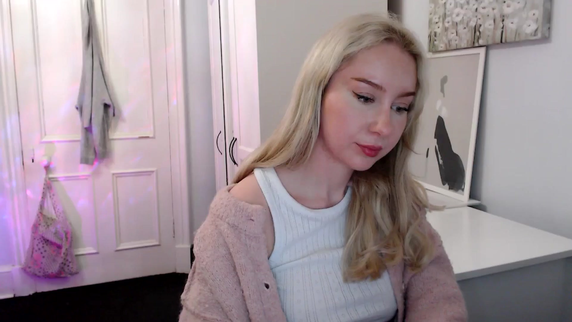 Gallery image thumbnail from British_Cutie's myfreecams stream on, 04/19/2025, 21:13 image 9 of 20