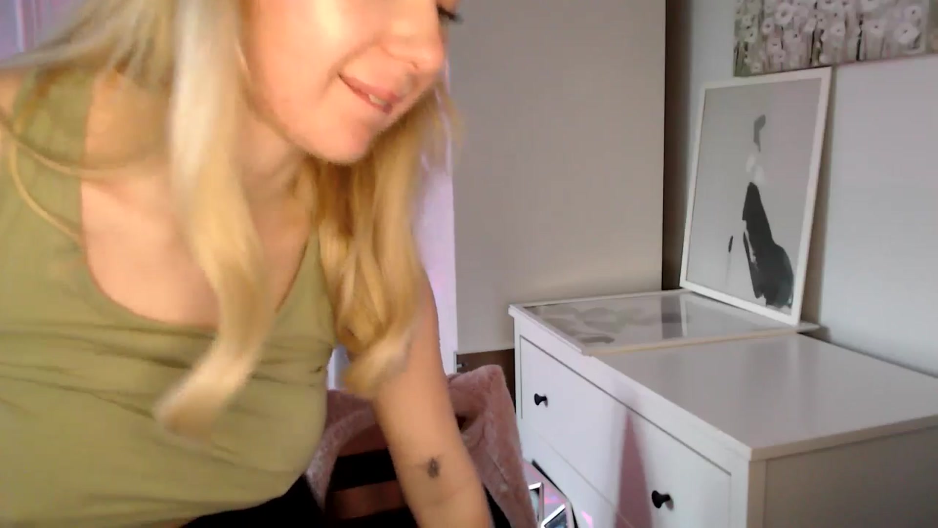Gallery image thumbnail from British_Cutie's myfreecams stream on, 04/20/2025, 19:11 image 15 of 20