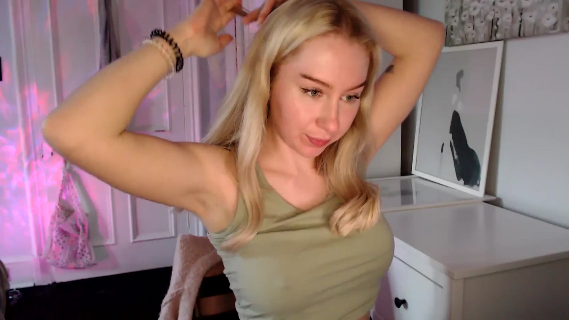 Gallery image thumbnail from British_Cutie's myfreecams stream on, 04/20/2025, 19:11 image 14 of 20