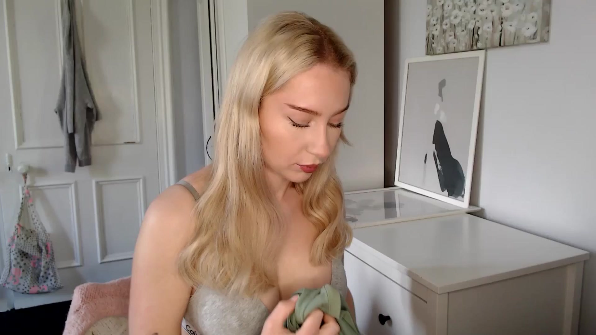 Gallery image thumbnail from British_Cutie's myfreecams stream on, 04/21/2025, 11:18 image 8 of 20